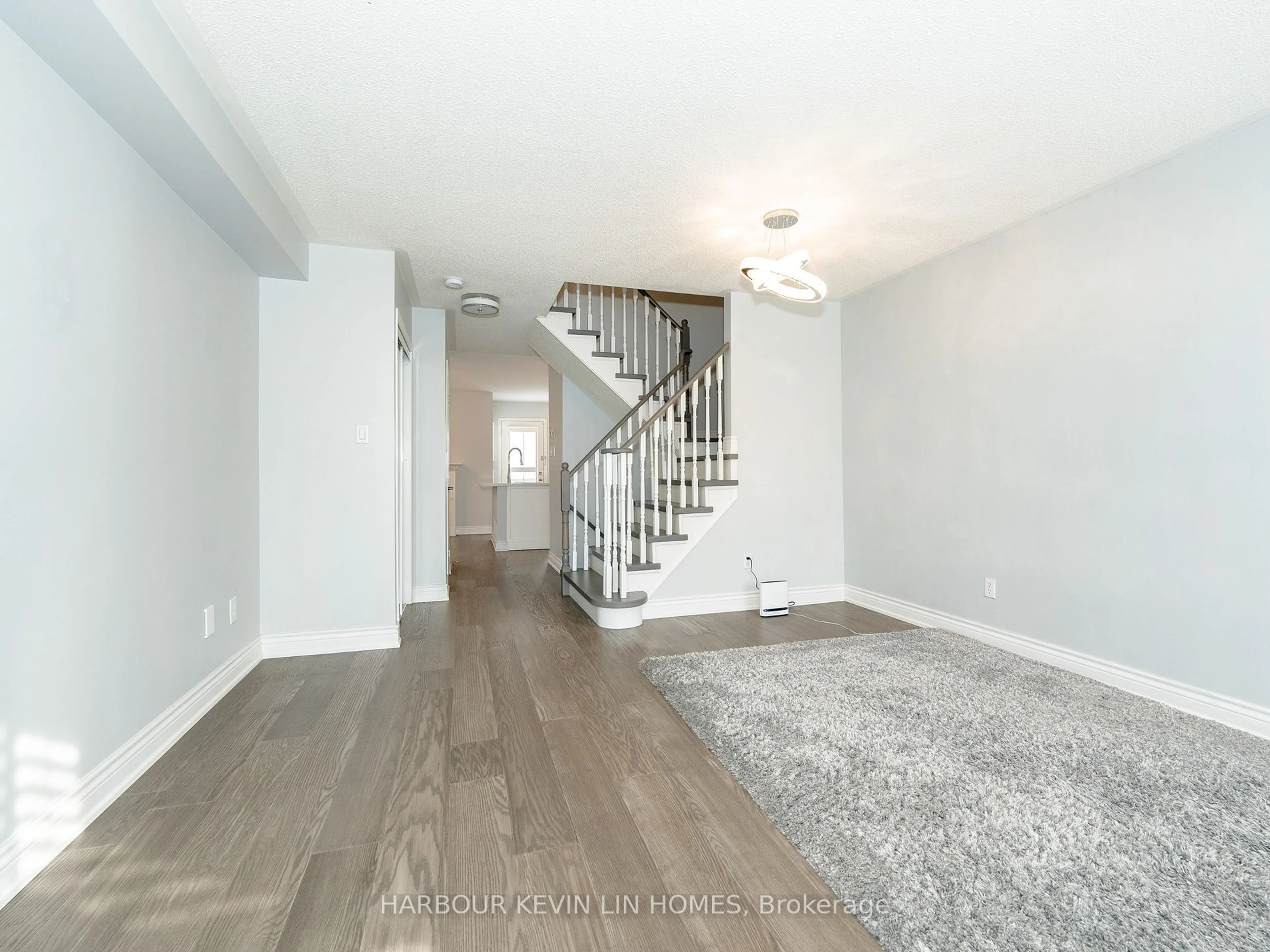 Indoor entryway for 84 Grasslands Ave, Richmond Hill Ontario L4B 4K5