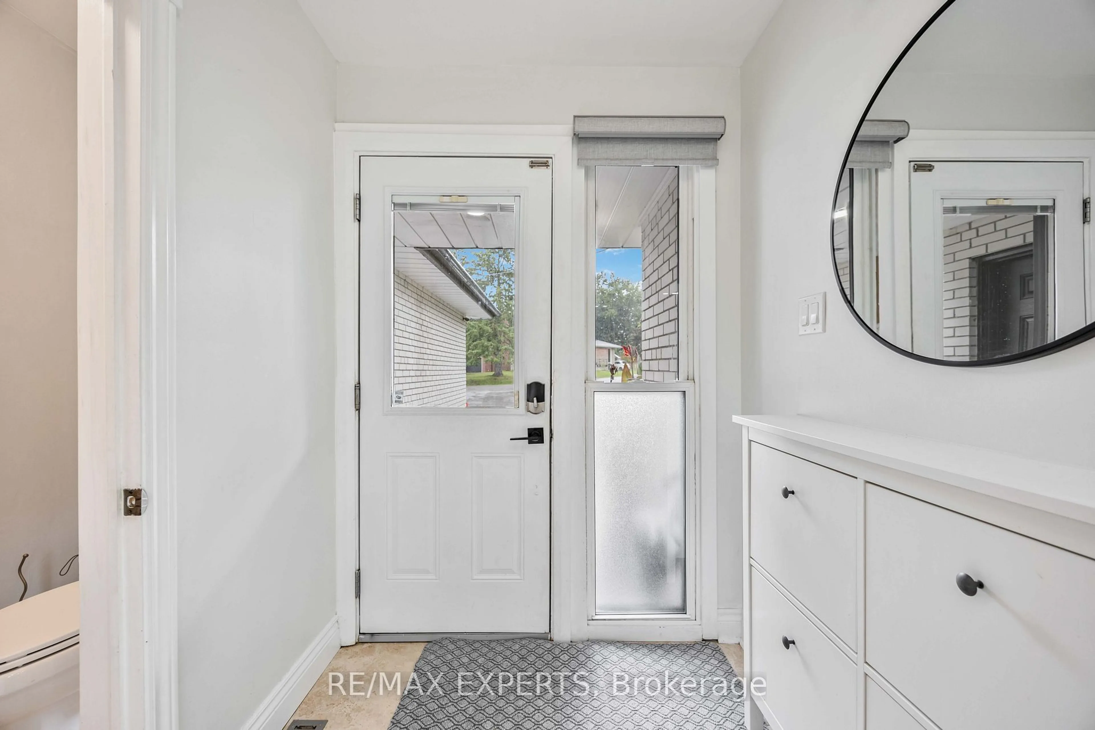 Indoor entryway for 81 Humber Cres, King Ontario L7B 1J1