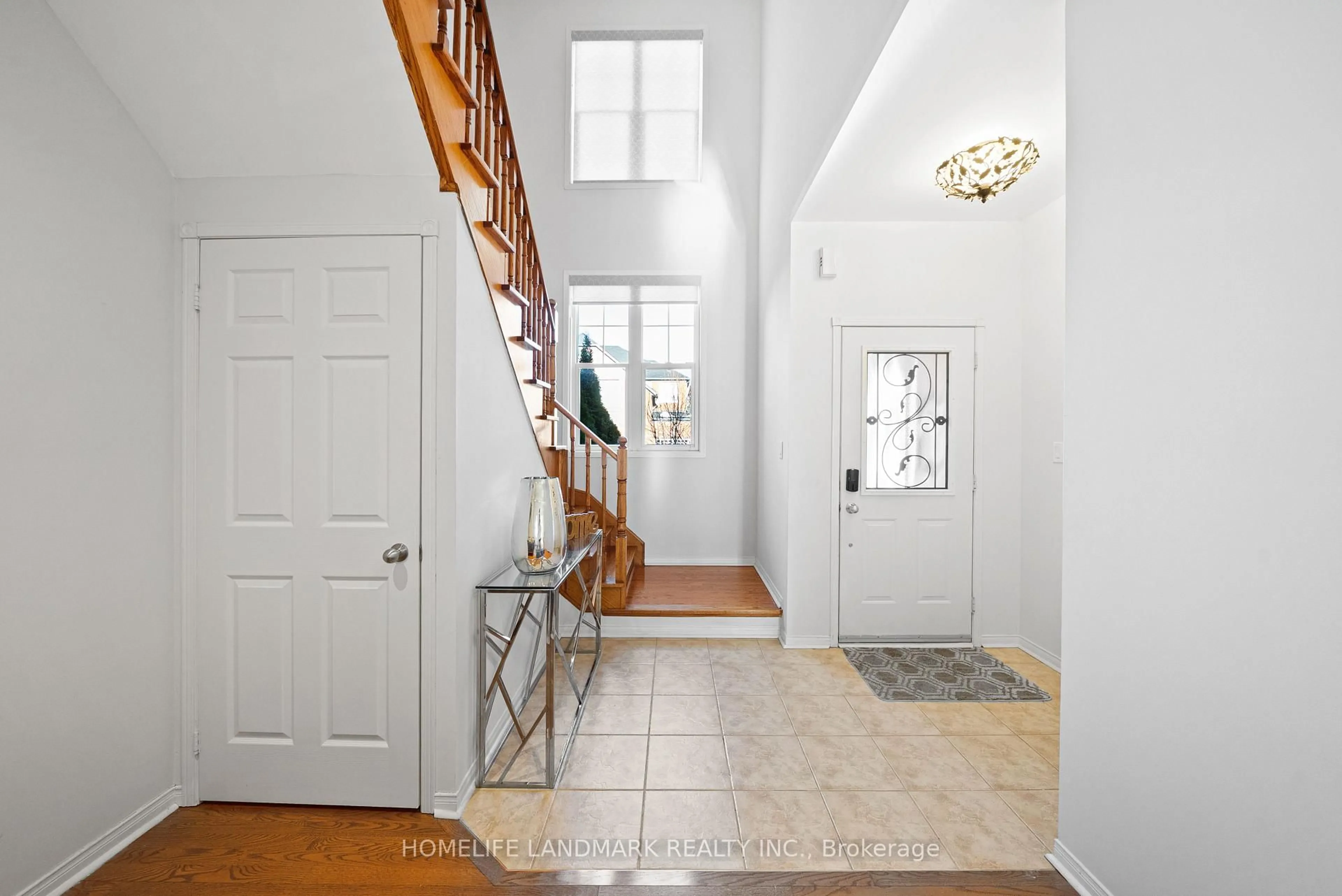 Indoor entryway for 22 Riel Dr, Richmond Hill Ontario L4E 4W4