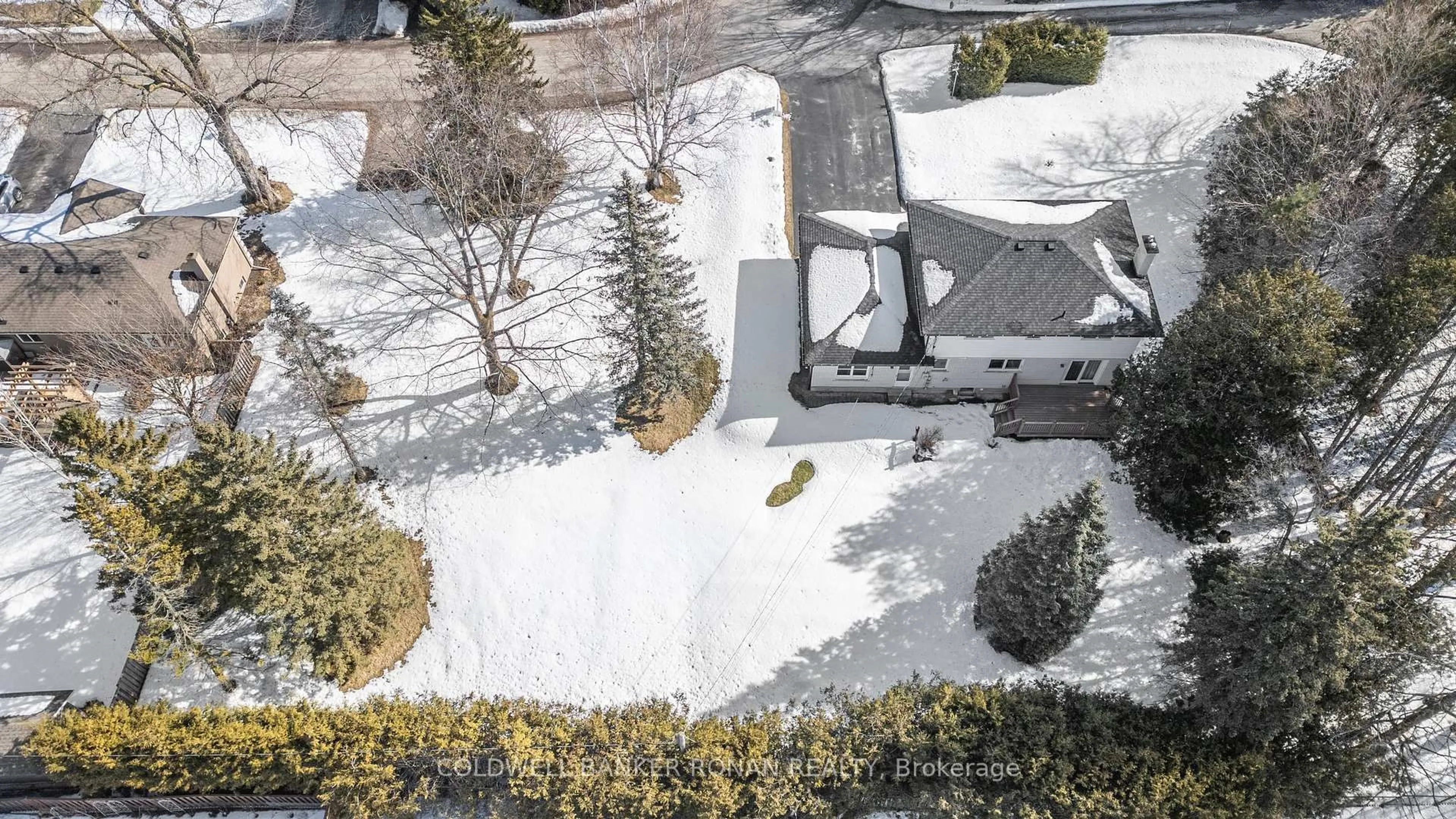 A pic from outside/outdoor area/front of a property/back of a property/a pic from drone, street for 40 William St, New Tecumseth Ontario L9R 1M7