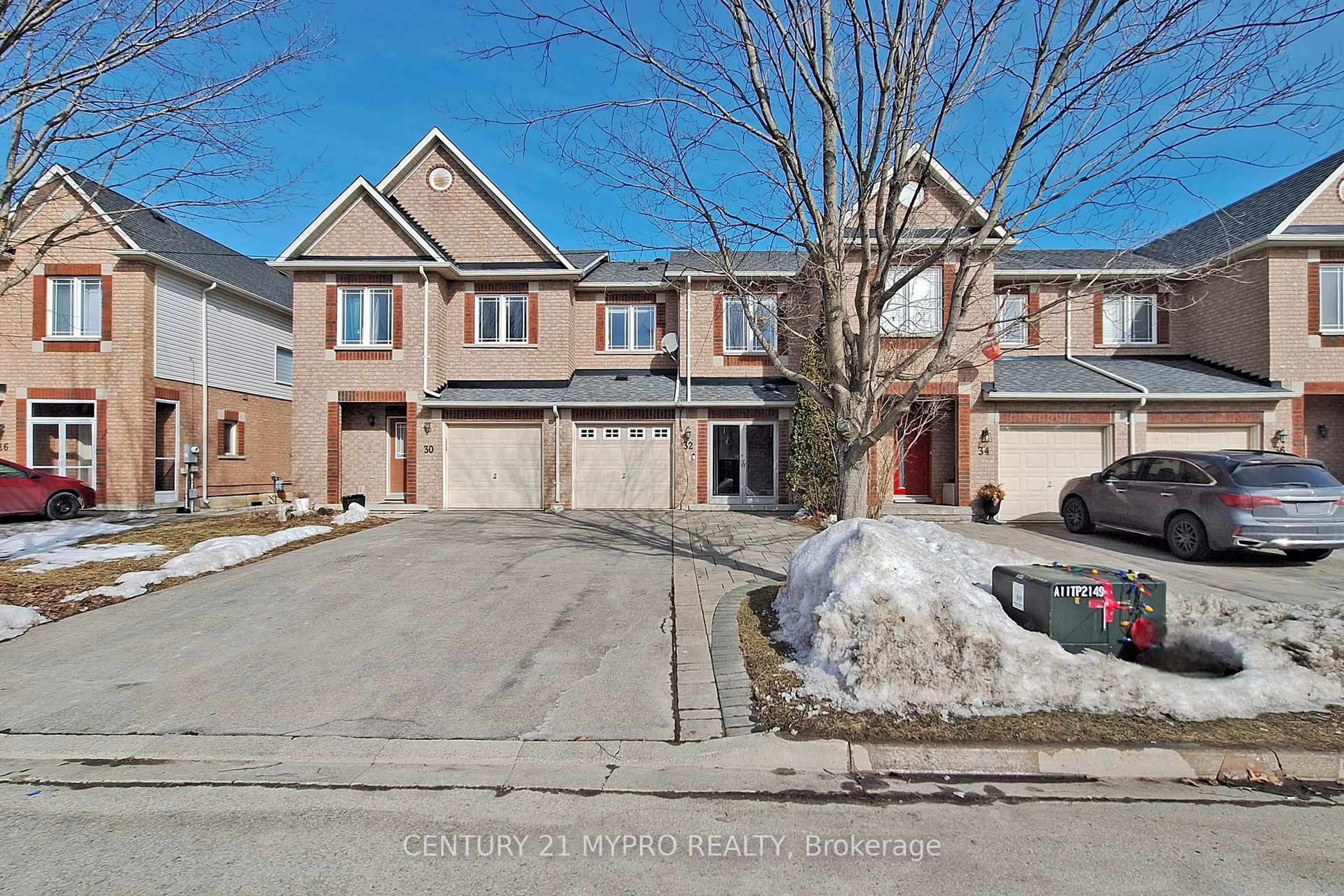 A pic from outside/outdoor area/front of a property/back of a property/a pic from drone, street for 32 Bilbrough St, Aurora Ontario L4G 7W3