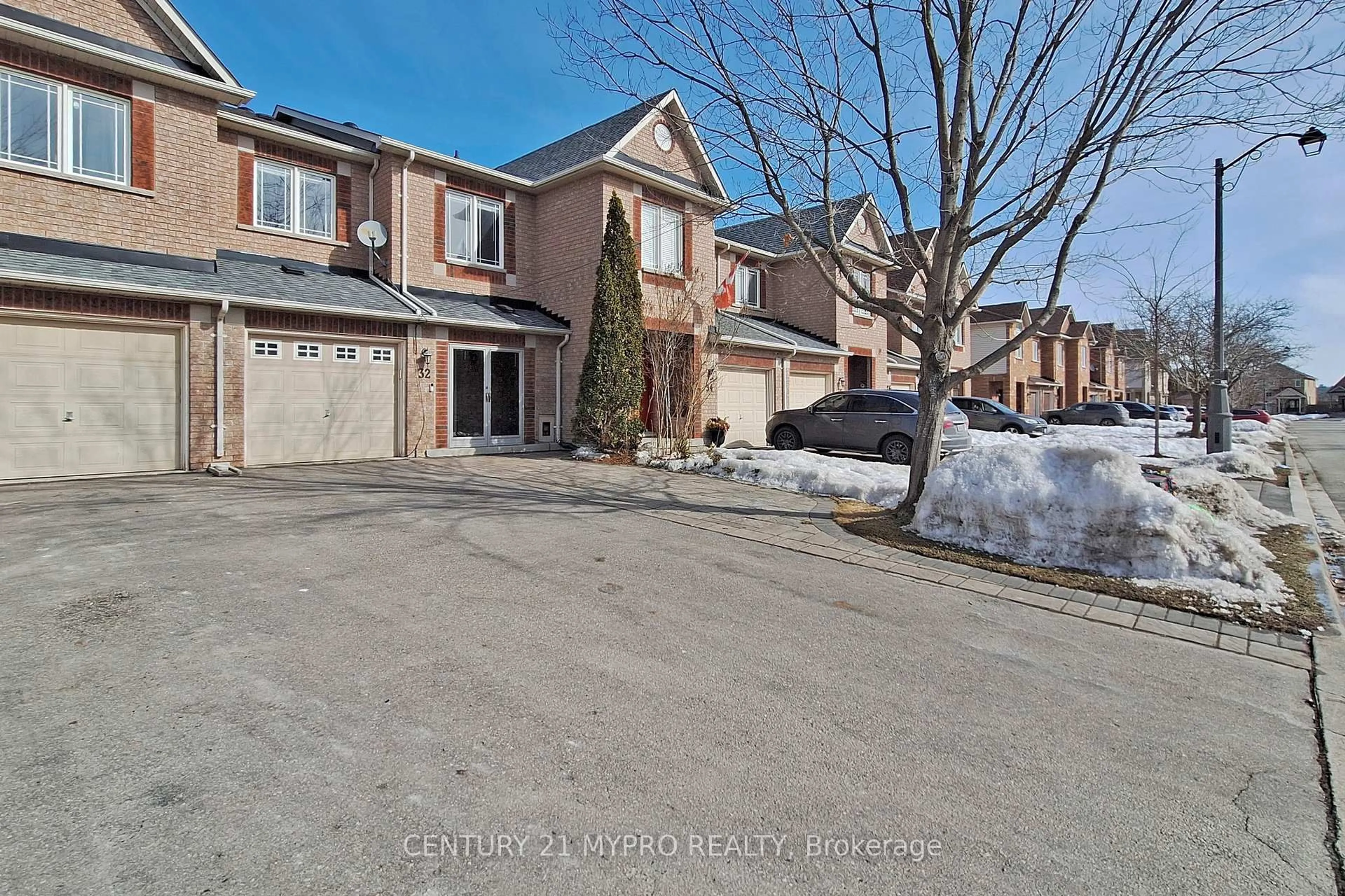 A pic from outside/outdoor area/front of a property/back of a property/a pic from drone, street for 32 Bilbrough St, Aurora Ontario L4G 7W3