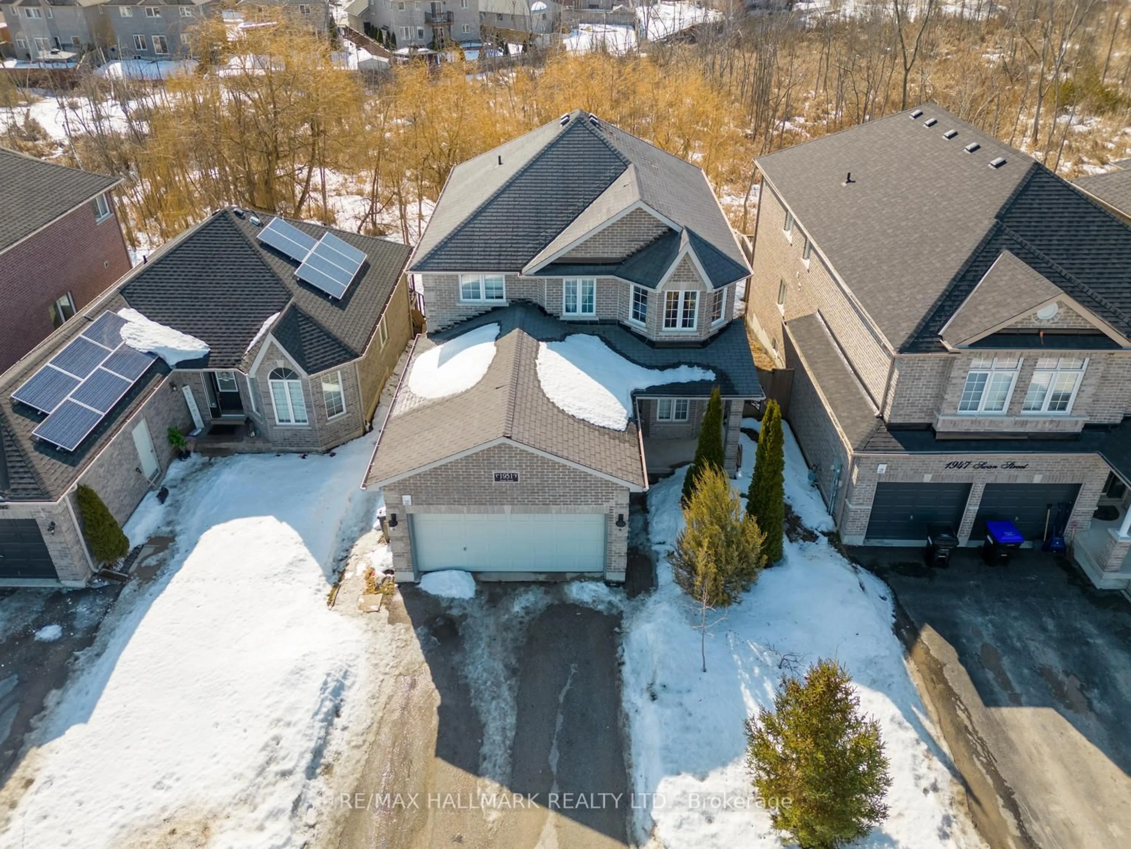 A pic from outside/outdoor area/front of a property/back of a property/a pic from drone, street for 1951 Swan St, Innisfil Ontario L9S 0B4