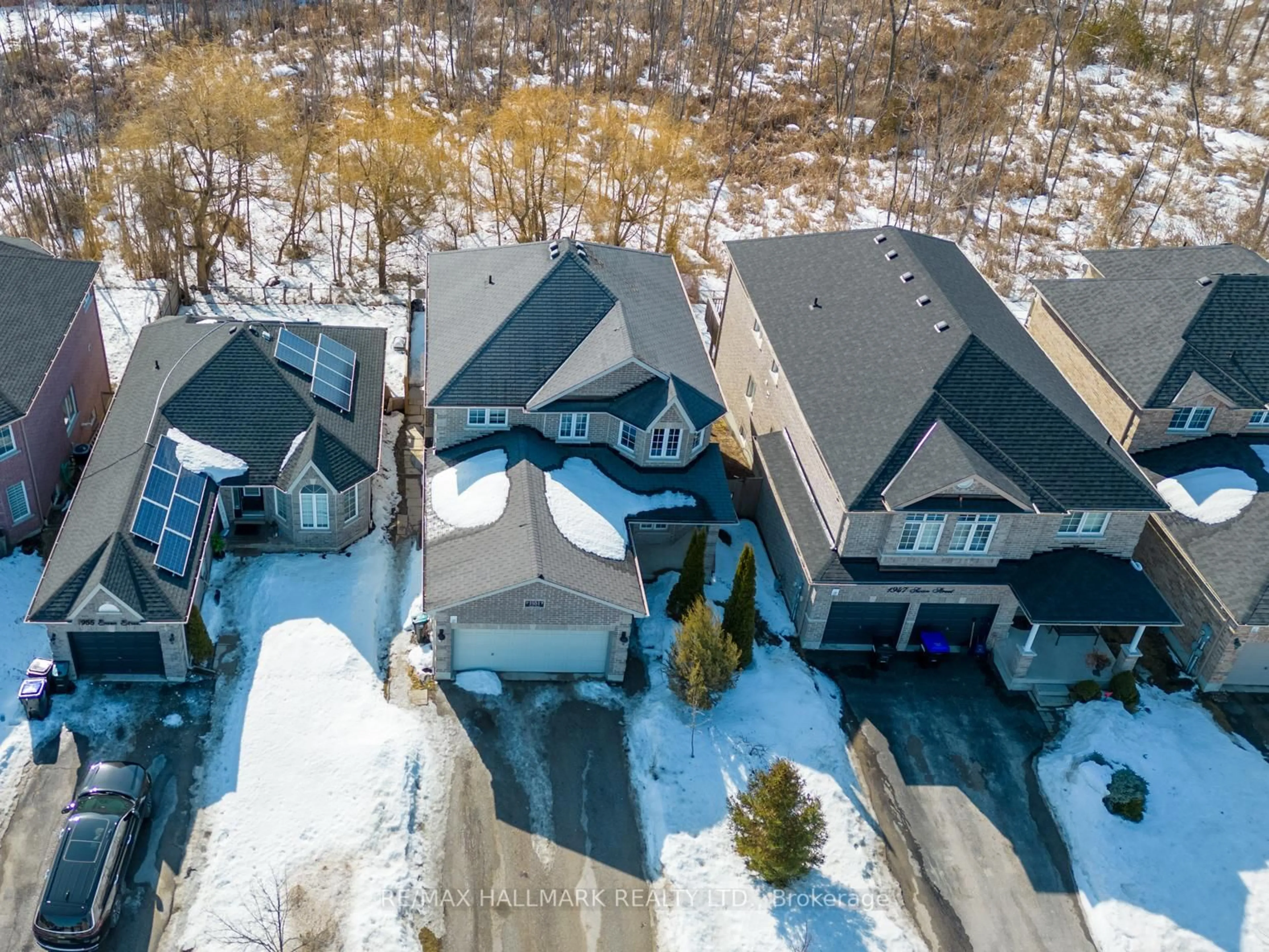 A pic from outside/outdoor area/front of a property/back of a property/a pic from drone, street for 1951 Swan St, Innisfil Ontario L9S 0B4