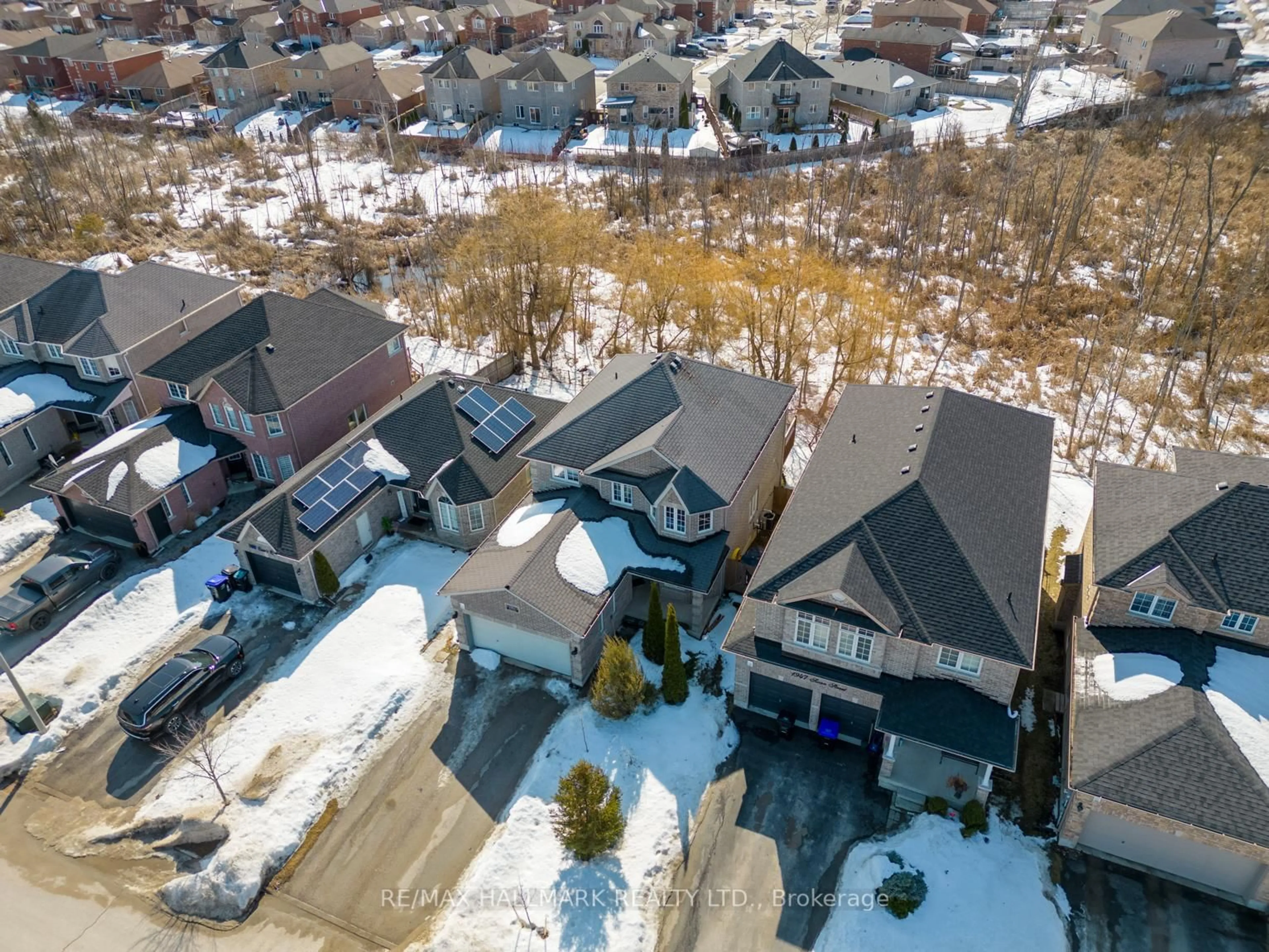 A pic from outside/outdoor area/front of a property/back of a property/a pic from drone, street for 1951 Swan St, Innisfil Ontario L9S 0B4