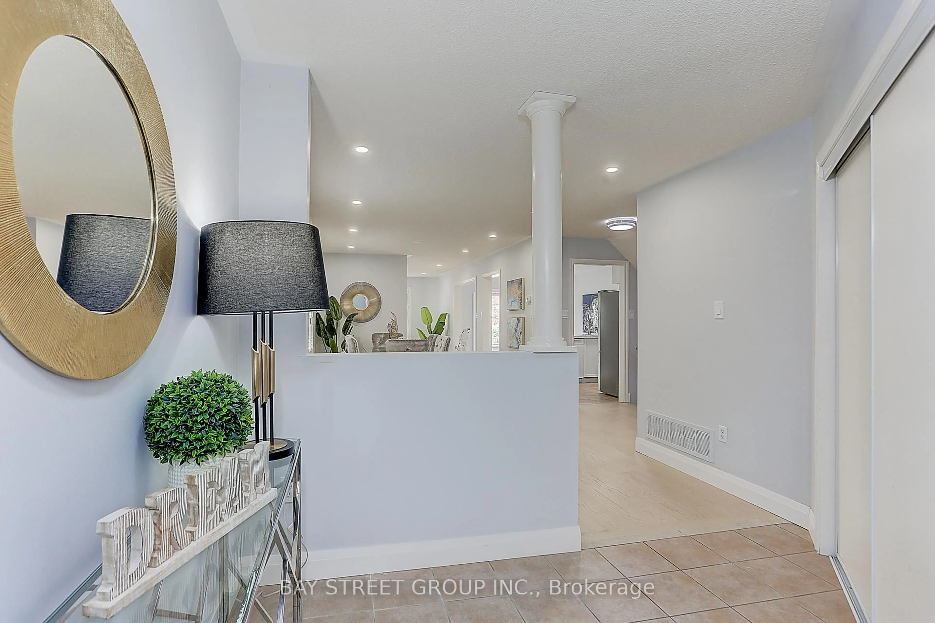 Indoor entryway for 73 Sunridge St, Richmond Hill Ontario L4E 3T7