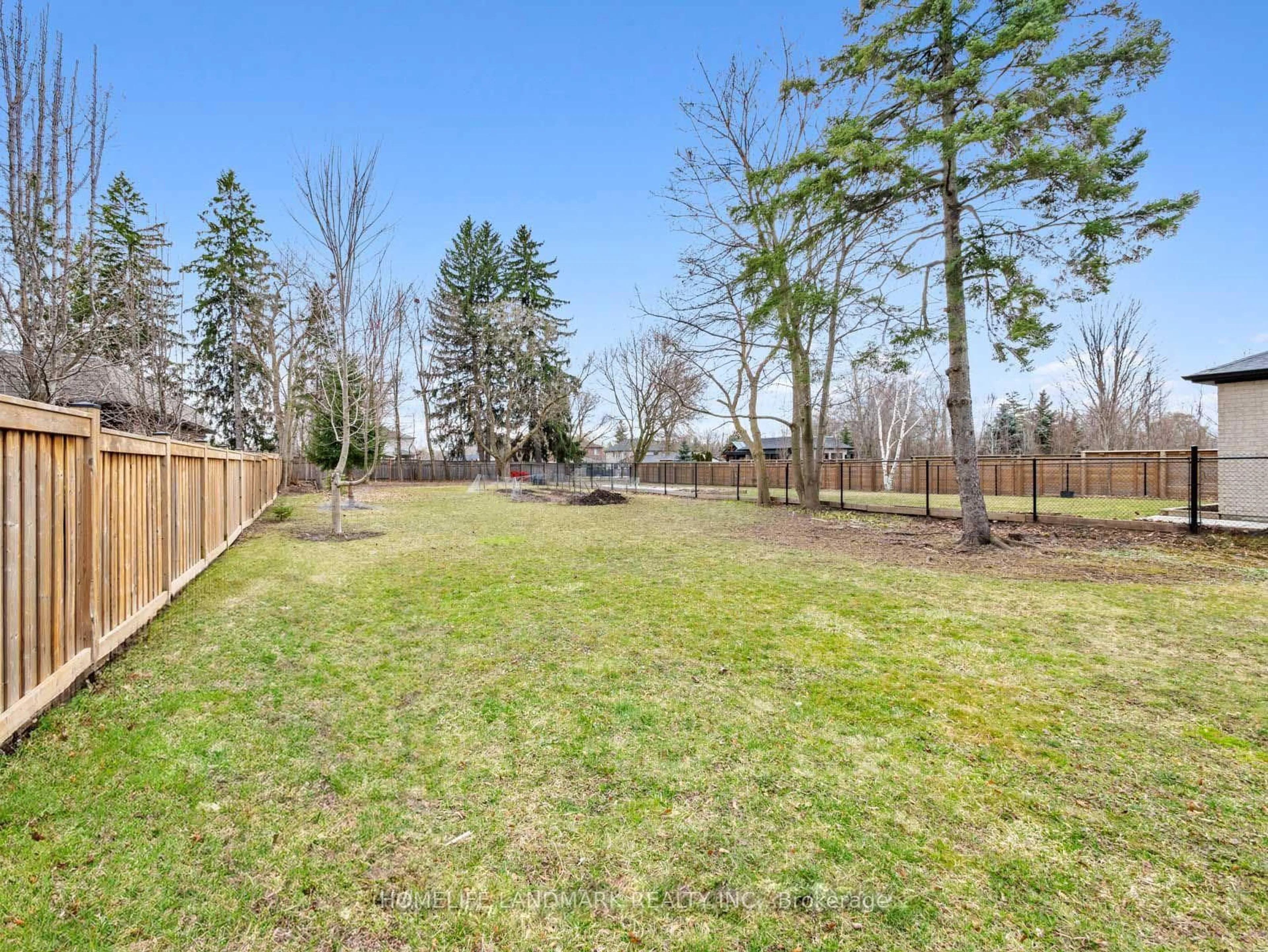 Patio, forest/trees view for 25 Maple Grove Ave, Richmond Hill Ontario L4E 2T9