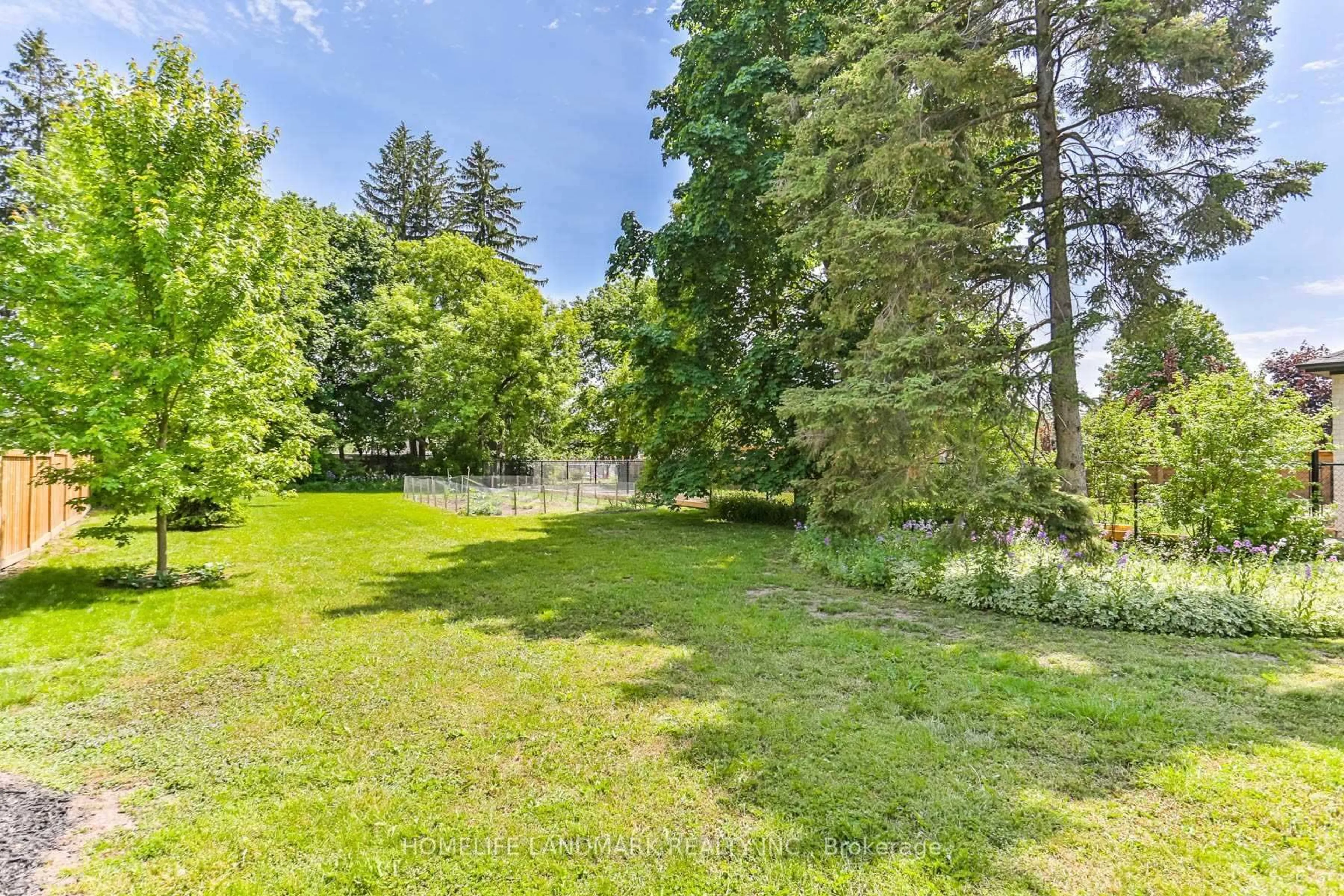 Patio, forest/trees view for 25 Maple Grove Ave, Richmond Hill Ontario L4E 2T9