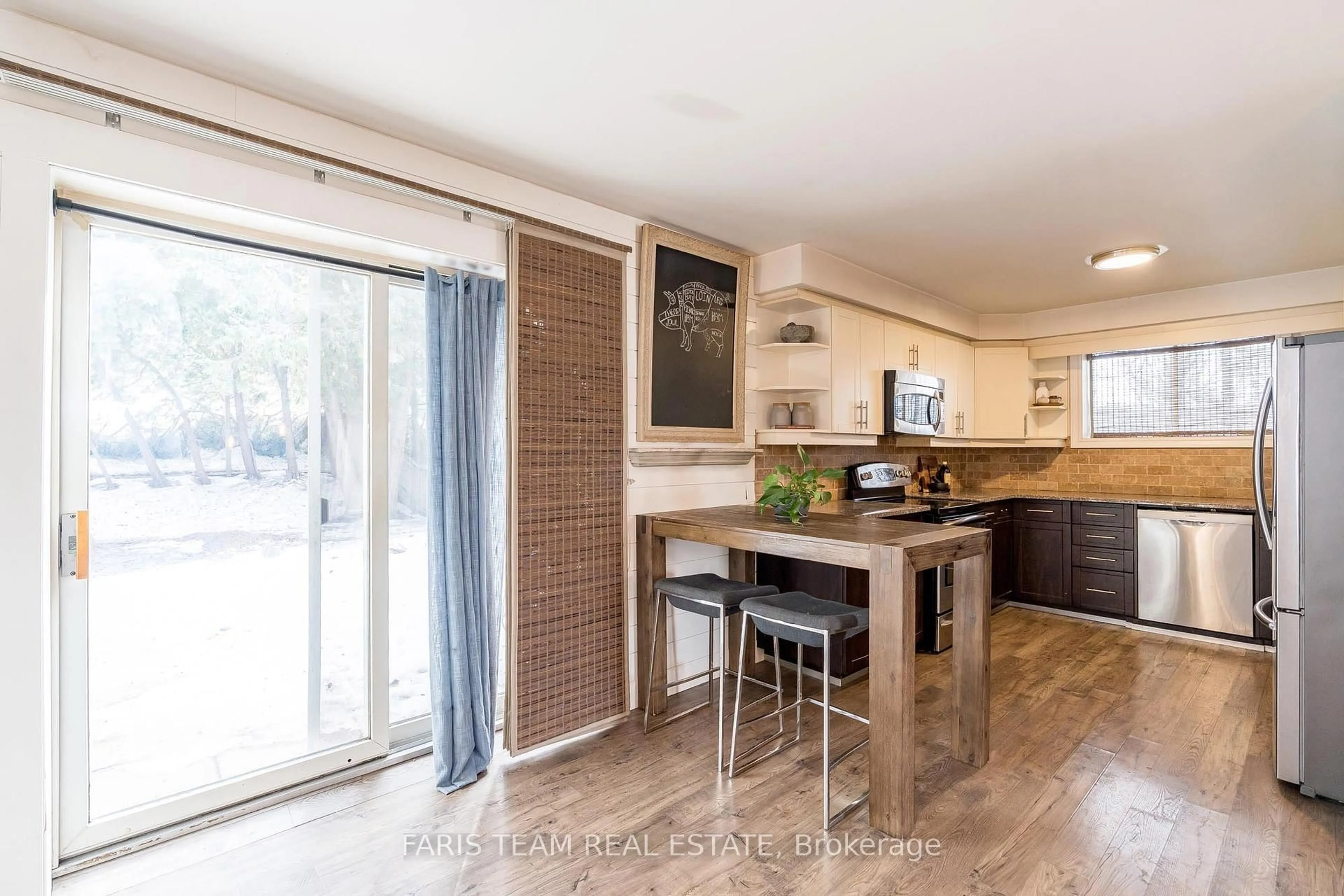 Open concept kitchen, wood/laminate floor for 4313 10th Sdrd, Bradford West Gwillimbury Ontario L3Z 3V7
