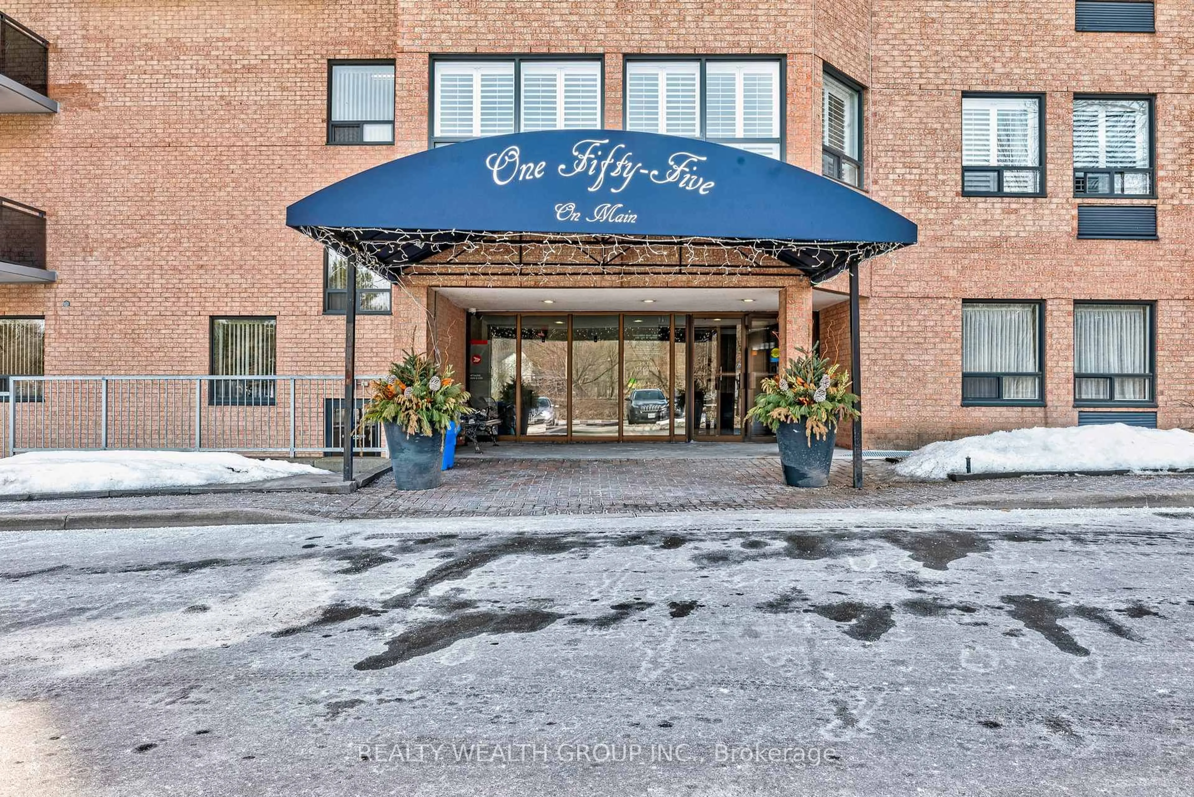 Indoor foyer for 155 Main St #221, Newmarket Ontario L3Y 8C2