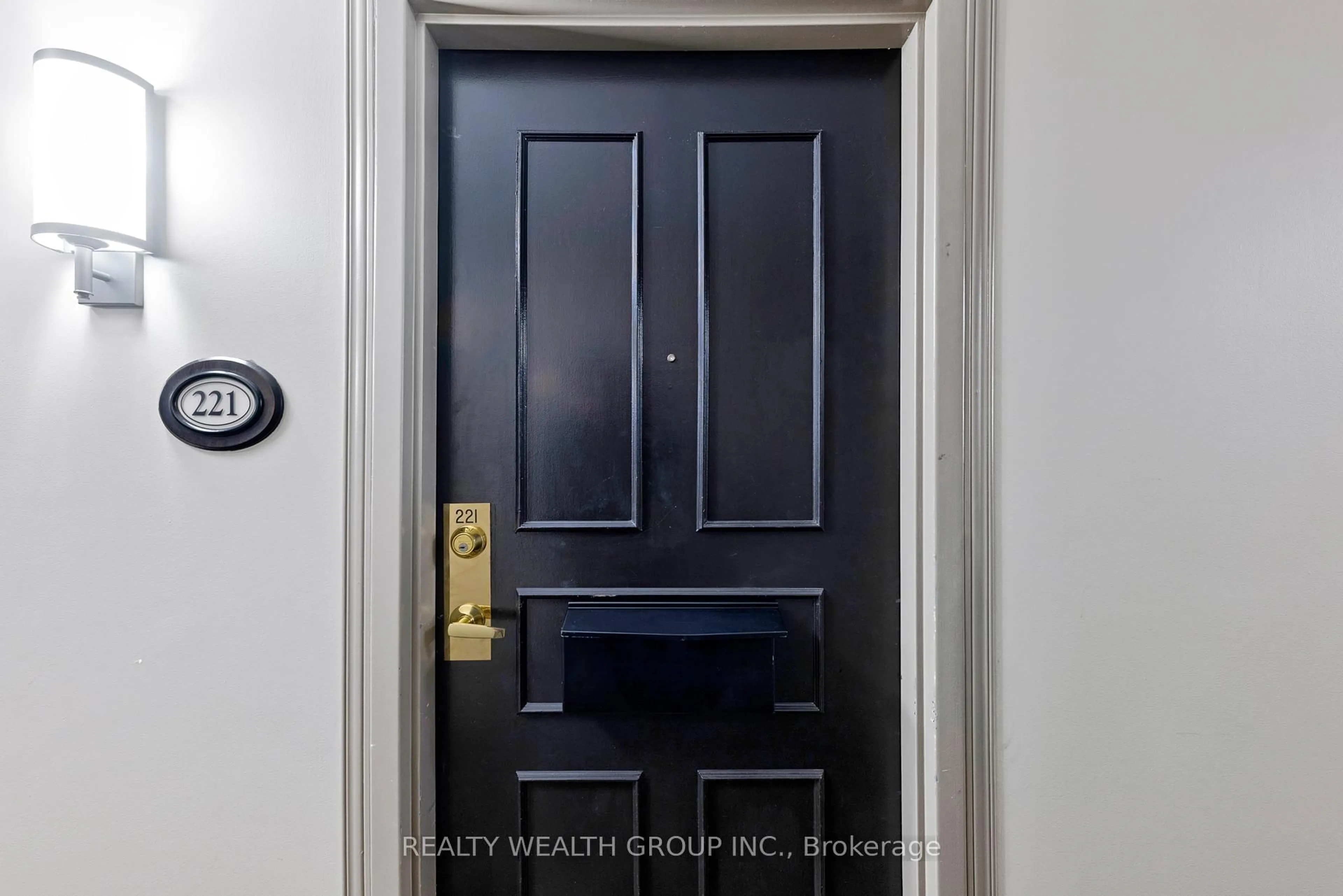 Indoor entryway for 155 Main St #221, Newmarket Ontario L3Y 8C2