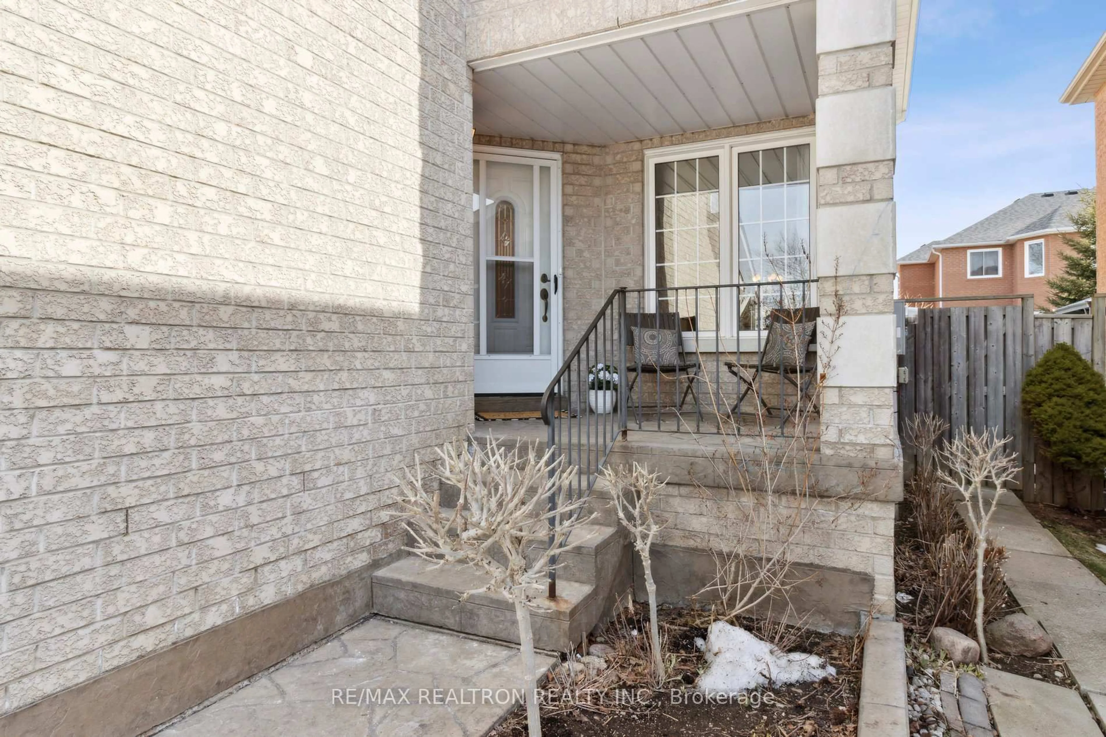 Patio, street for 84 Desert View Cres, Richmond Hill Ontario L4C 0K5