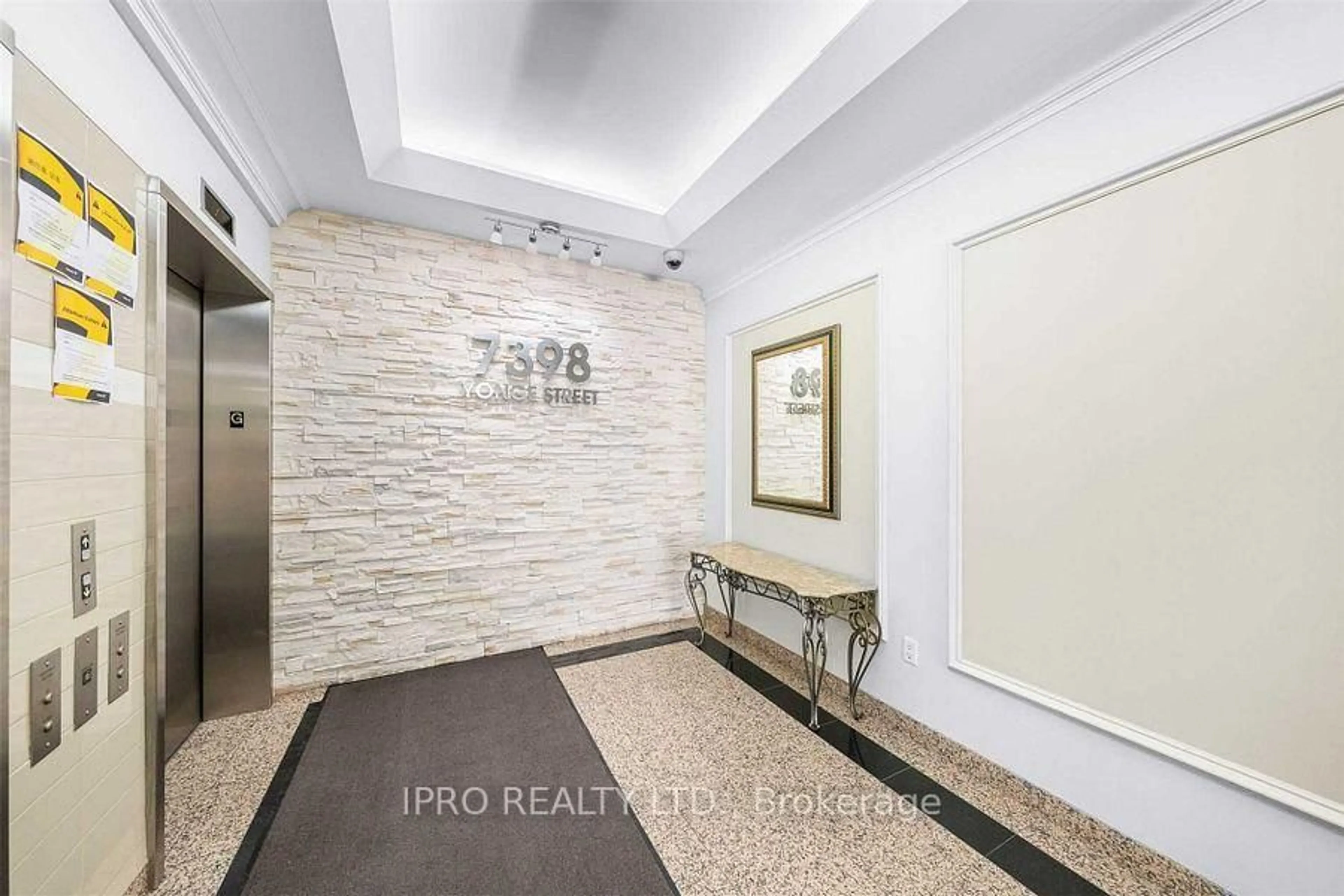 Indoor foyer for 7378 Yonge St #303, Vaughan Ontario L4J 8J1