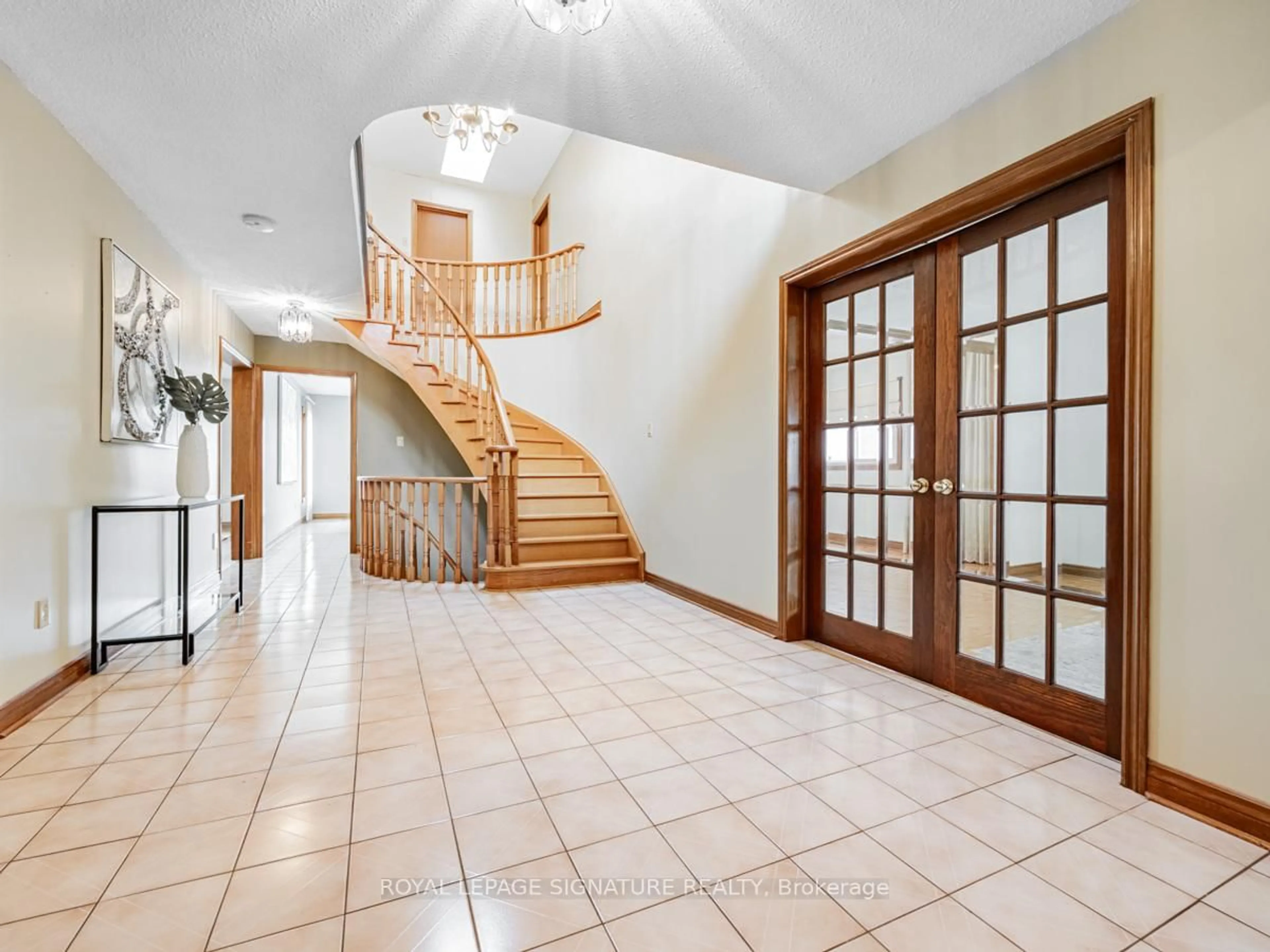 Indoor foyer for 84 Jade Cres, Vaughan Ontario L4L 6L9