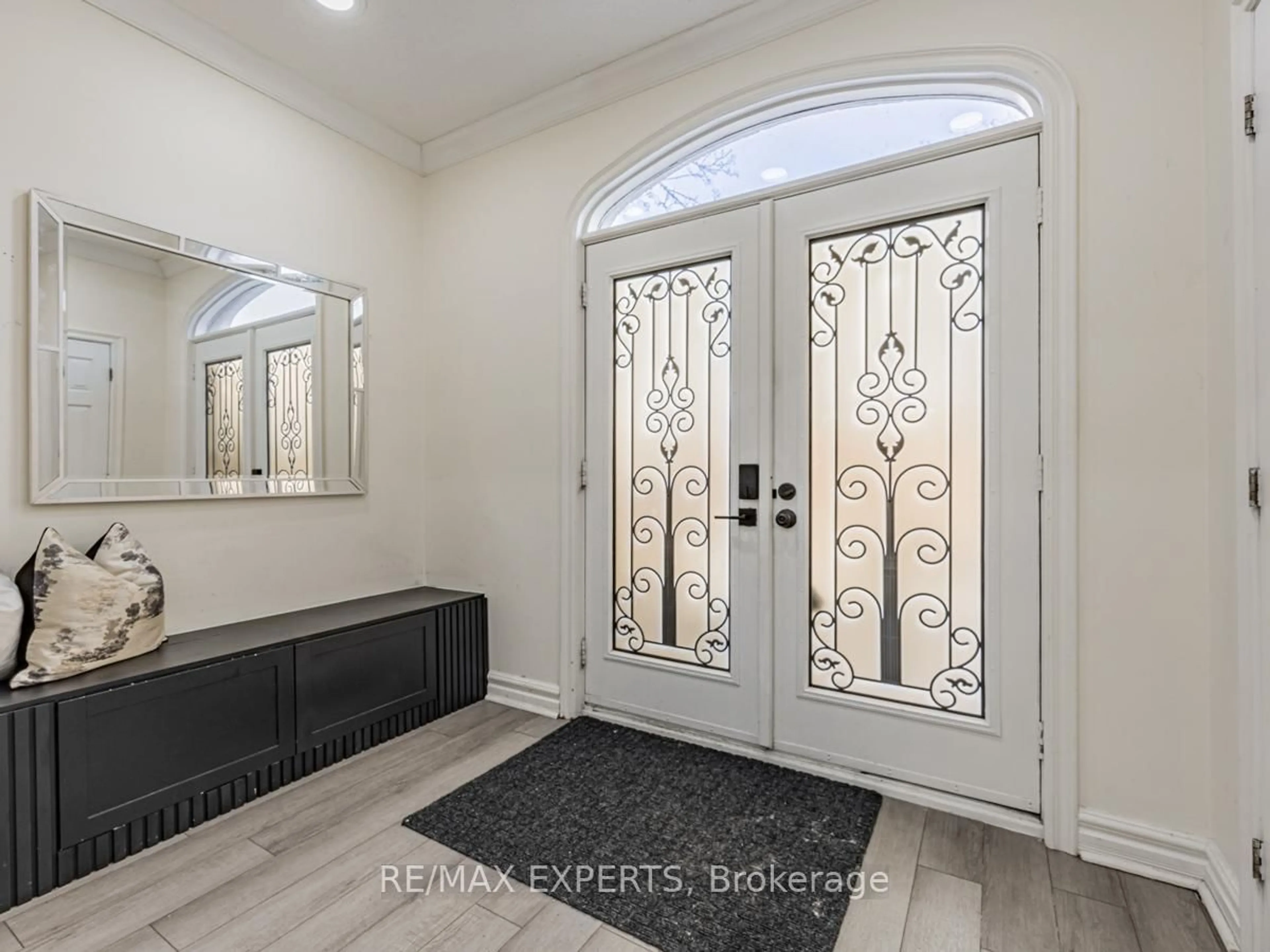 Indoor entryway for 32 Rosebury Lane, Vaughan Ontario L4L 3Z2