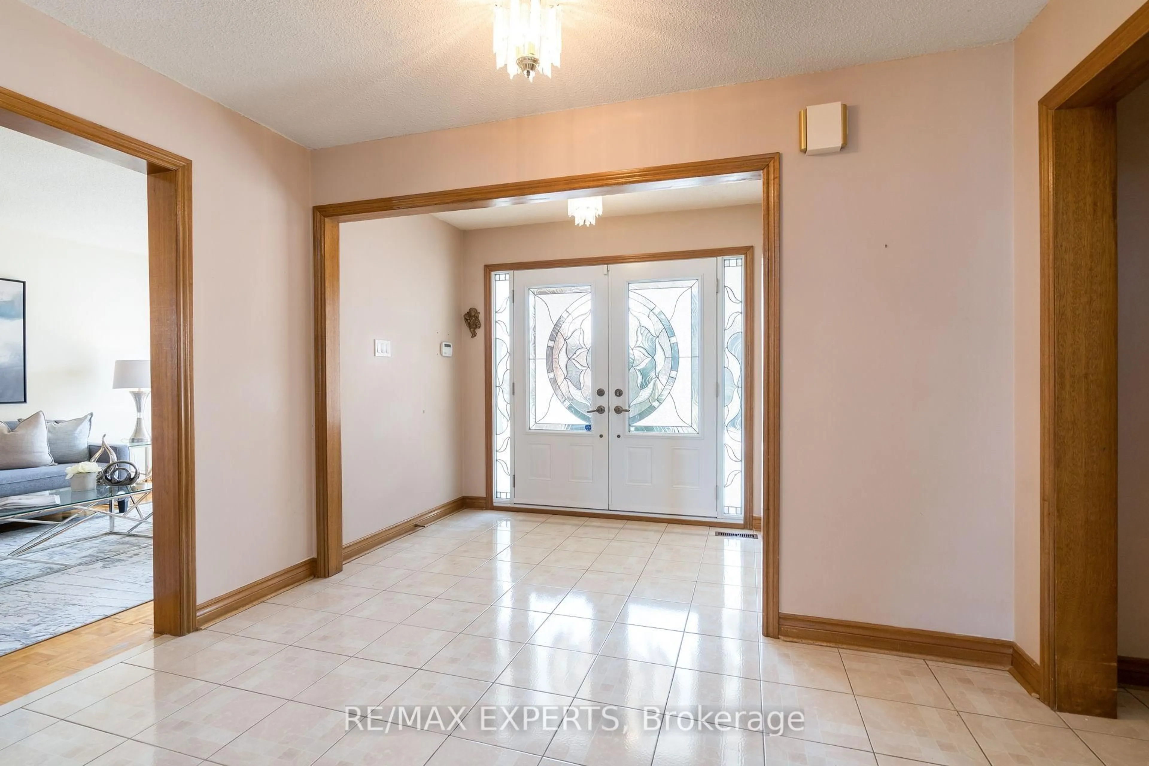 Indoor entryway for 5 Cabaletta Cres, Vaughan Ontario L4L 6K6