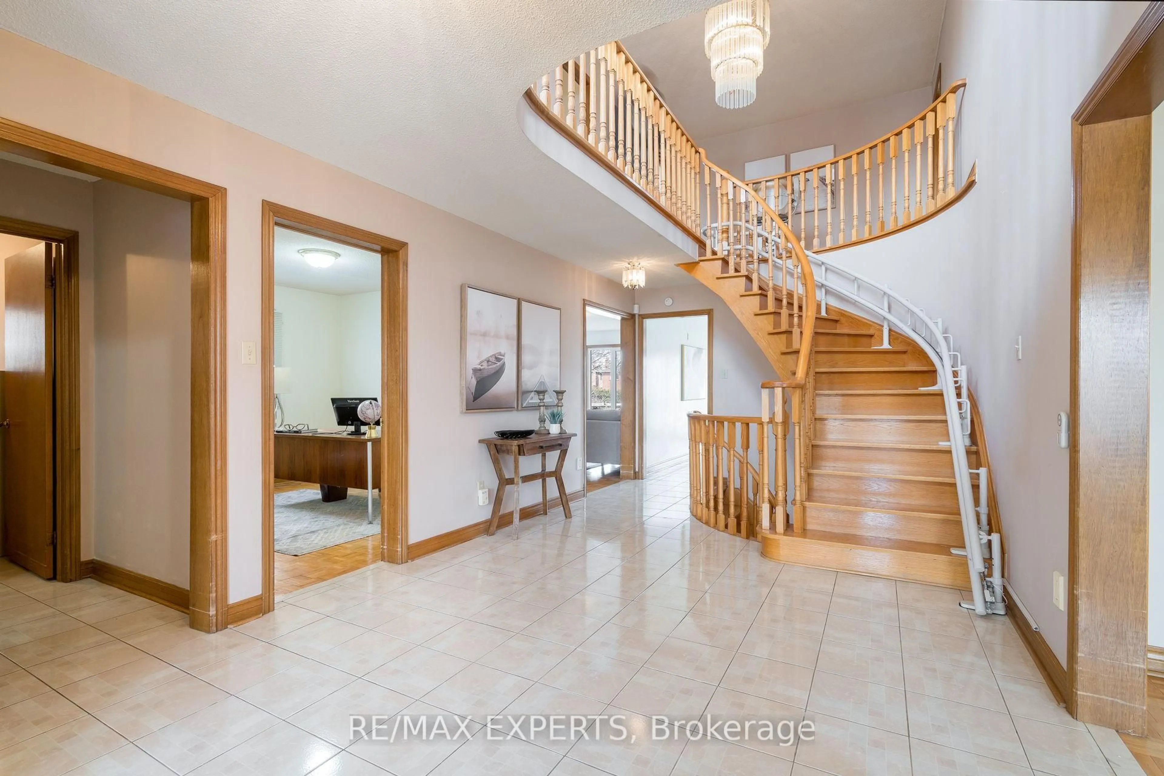 Indoor foyer for 5 Cabaletta Cres, Vaughan Ontario L4L 6K6