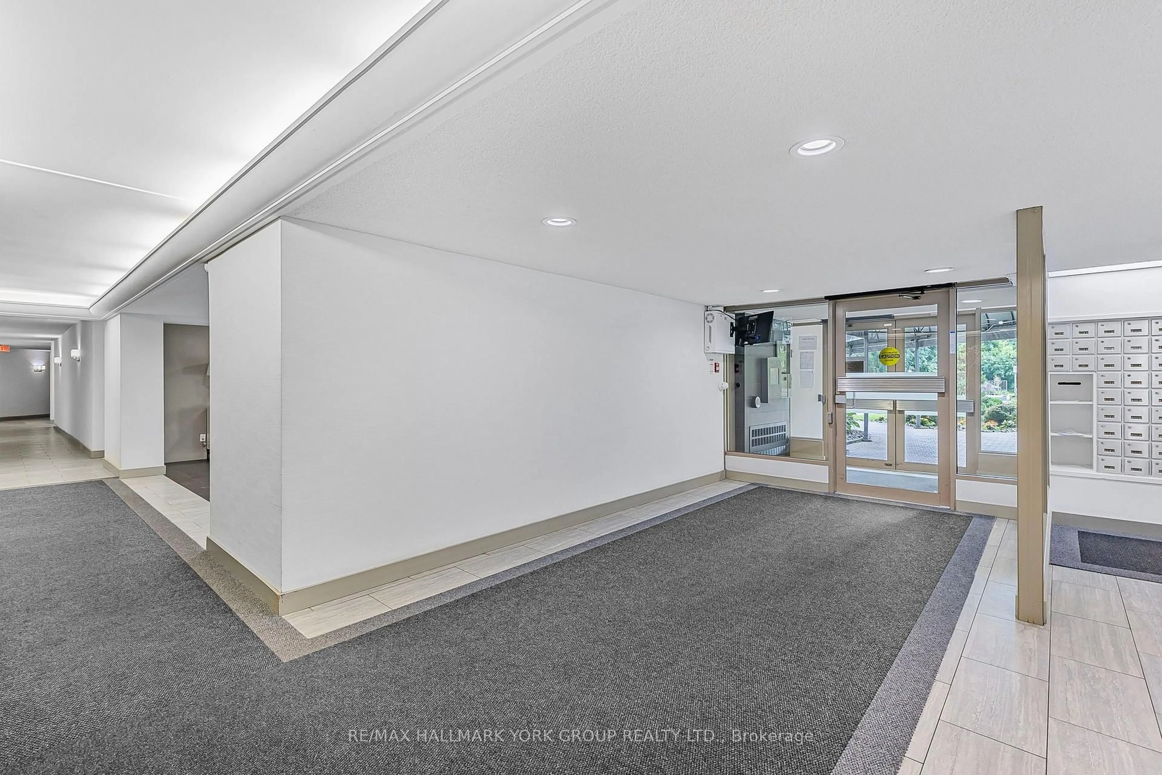 Indoor foyer for 7811 Yonge St #1007, Markham Ontario L3T 4S3