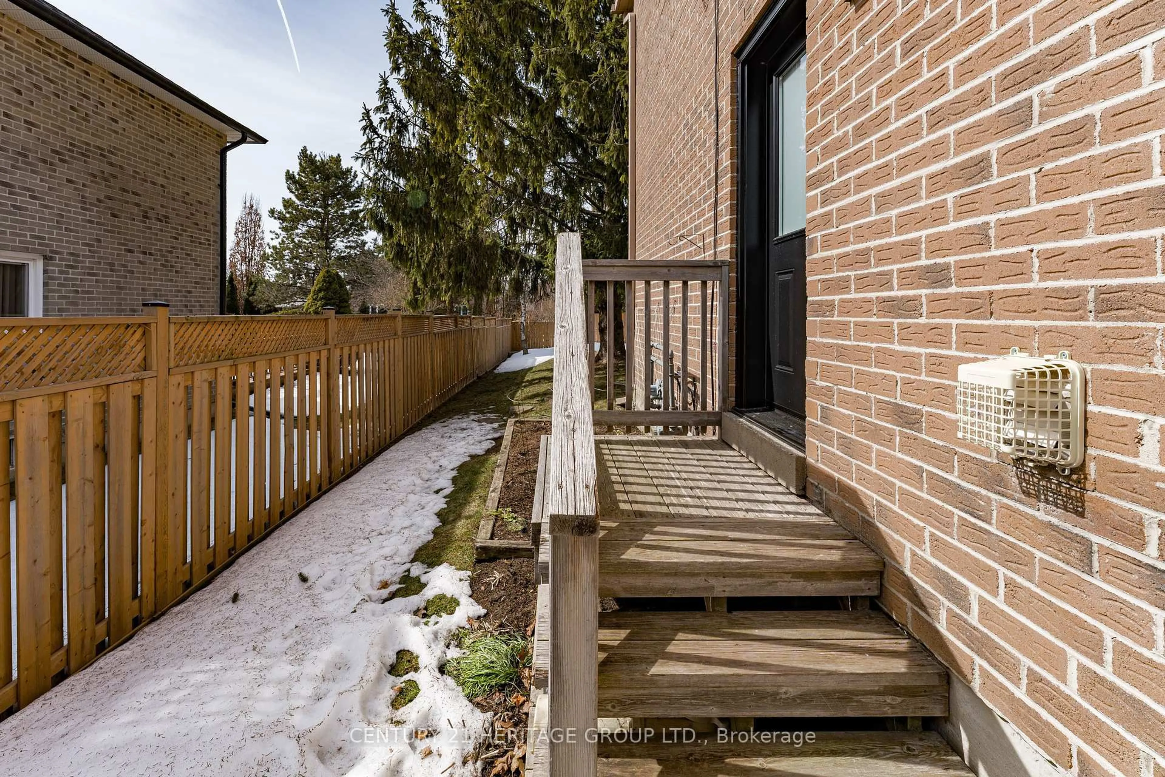 Patio, street for 10 Westbourne Crt, Richmond Hill Ontario L4E 2M5