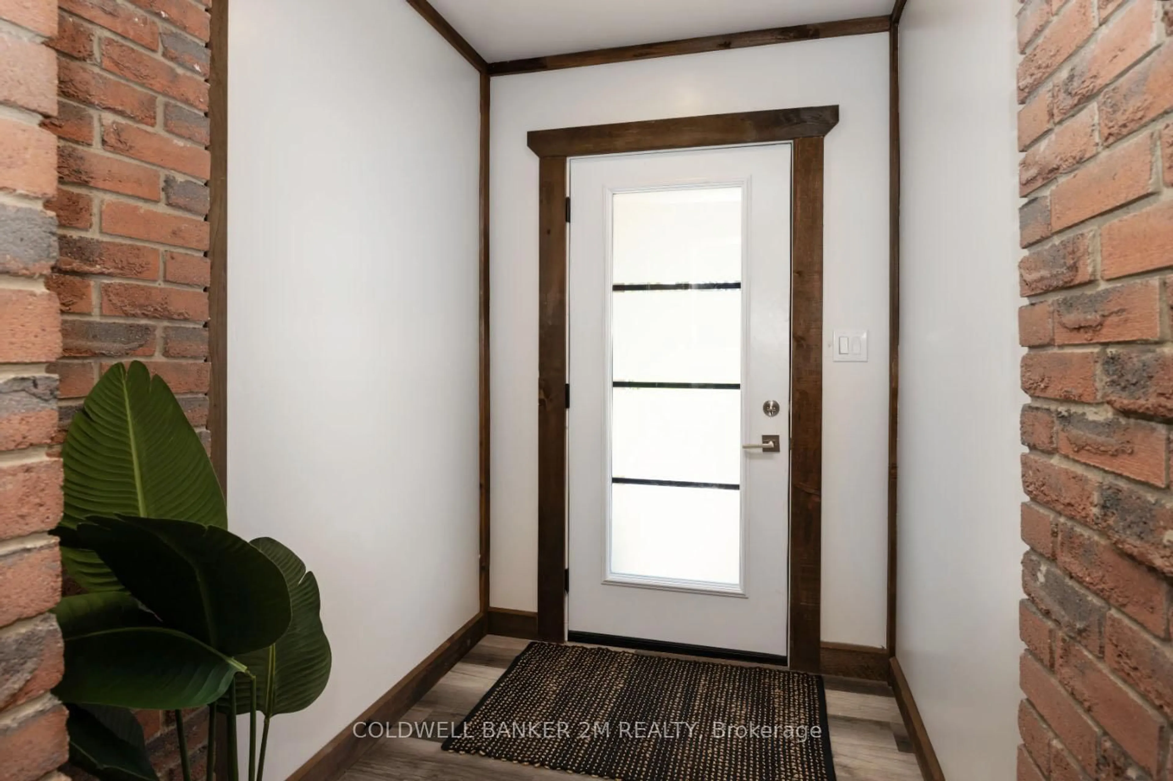 Indoor entryway for 7559 Lakeridge Rd, Uxbridge Ontario L9P 1R3