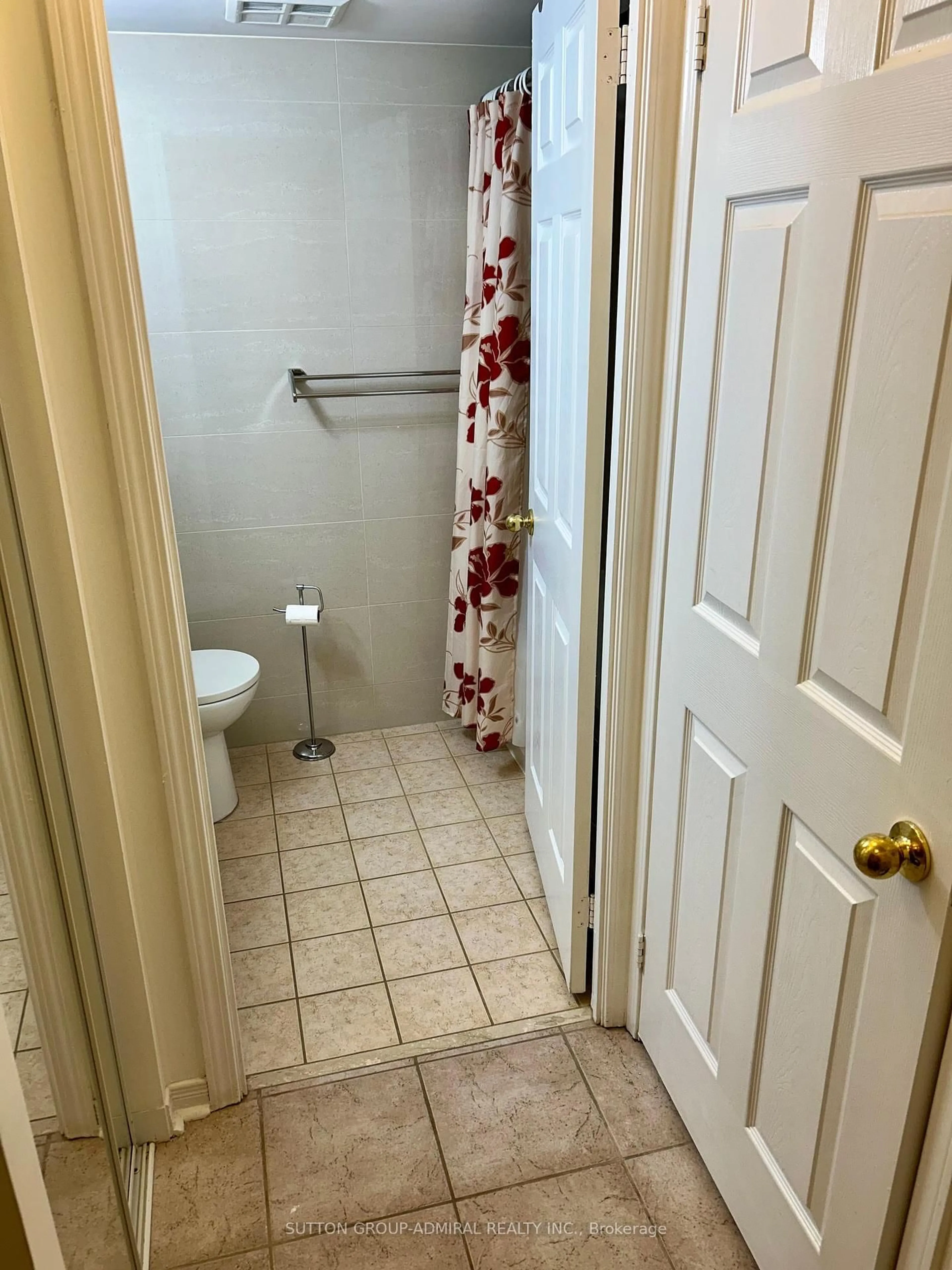 Standard bathroom, floor is not visible for 11 Oneida Cres #208, Richmond Hill Ontario L4B 0A1