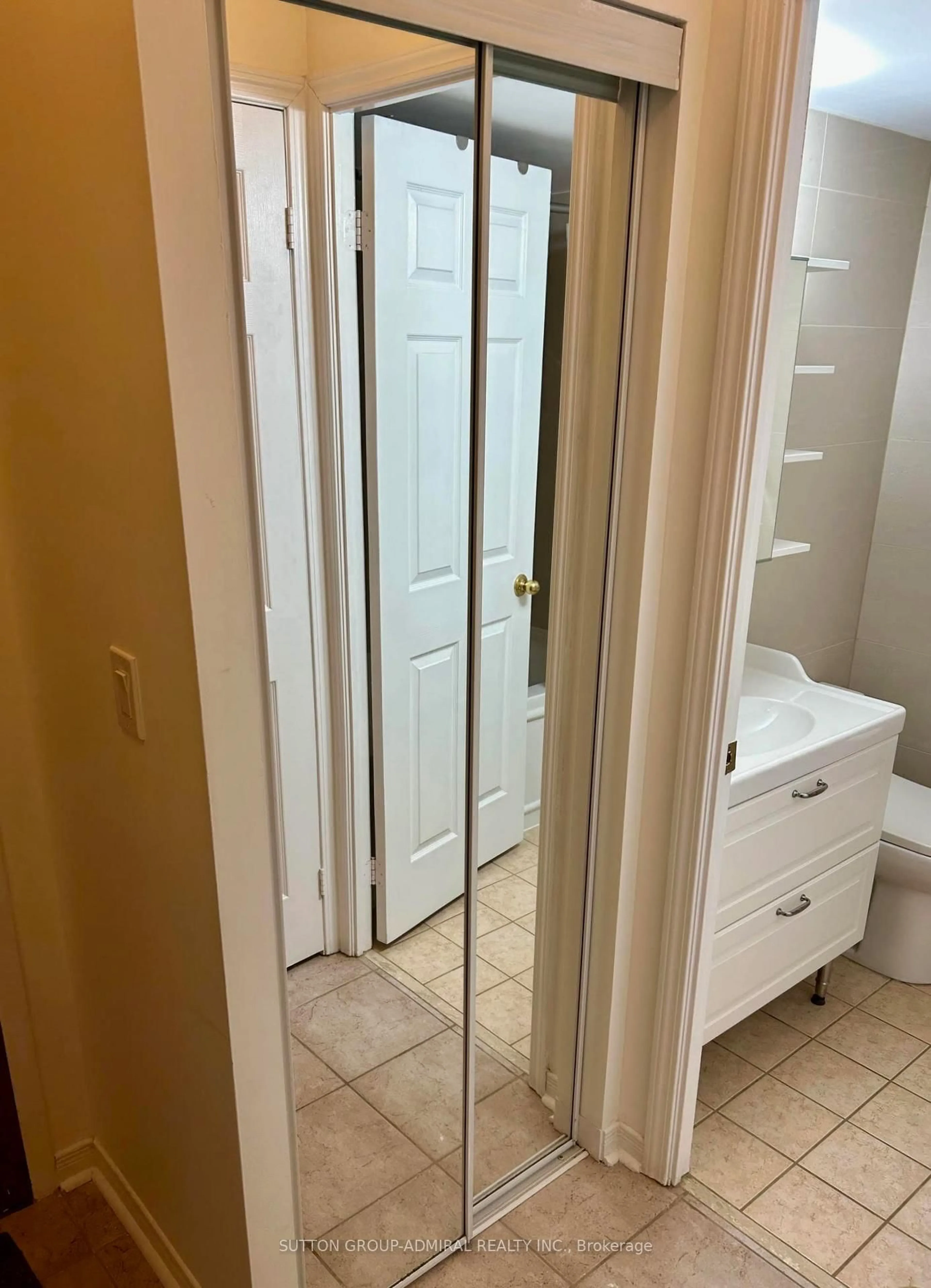 Storage room or clothes room or walk-in closet for 11 Oneida Cres #208, Richmond Hill Ontario L4B 0A1