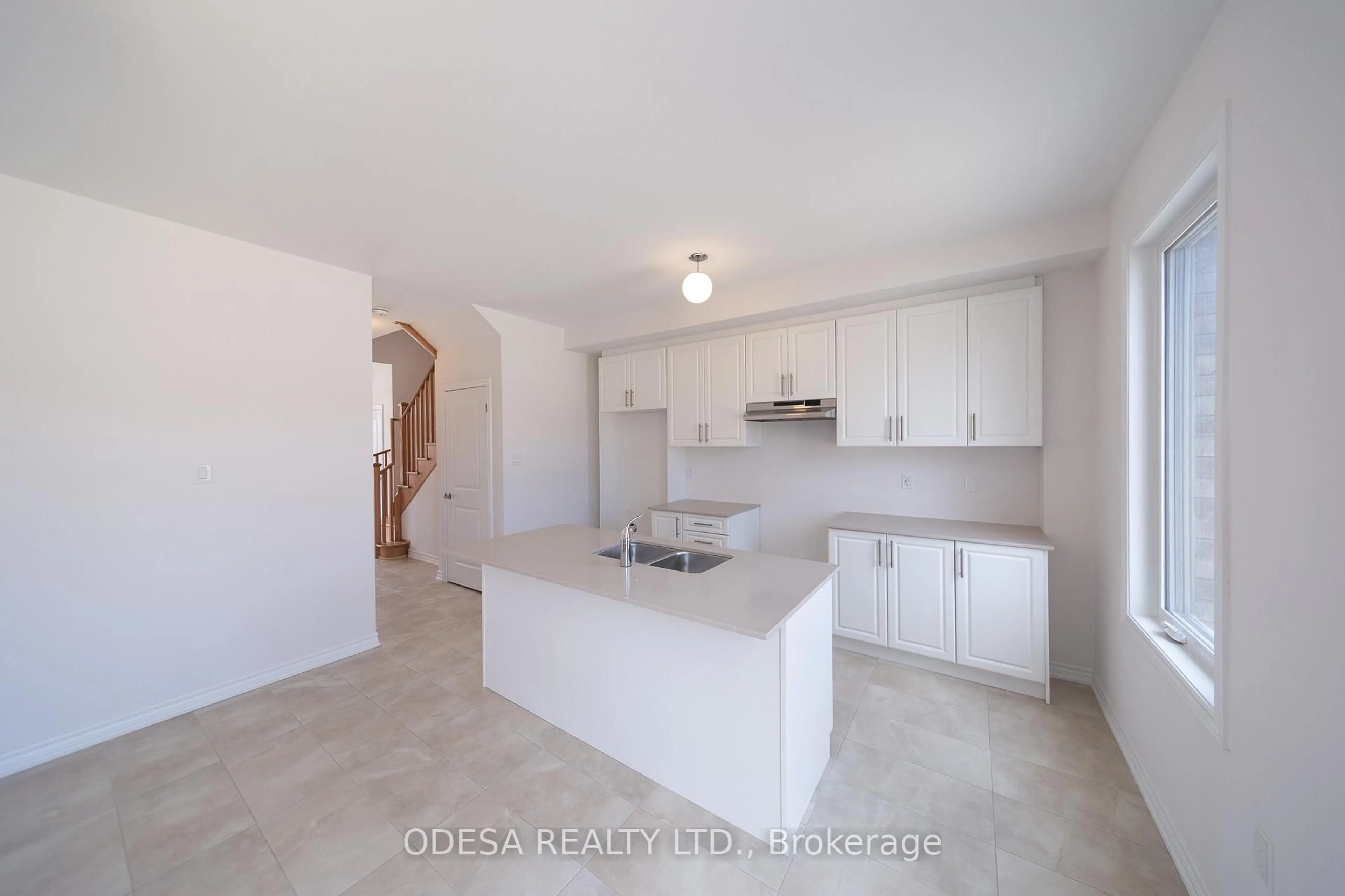 Open concept kitchen, unknown for 40 Ainslie Hill Cres, Georgina Ontario L0E 1R0