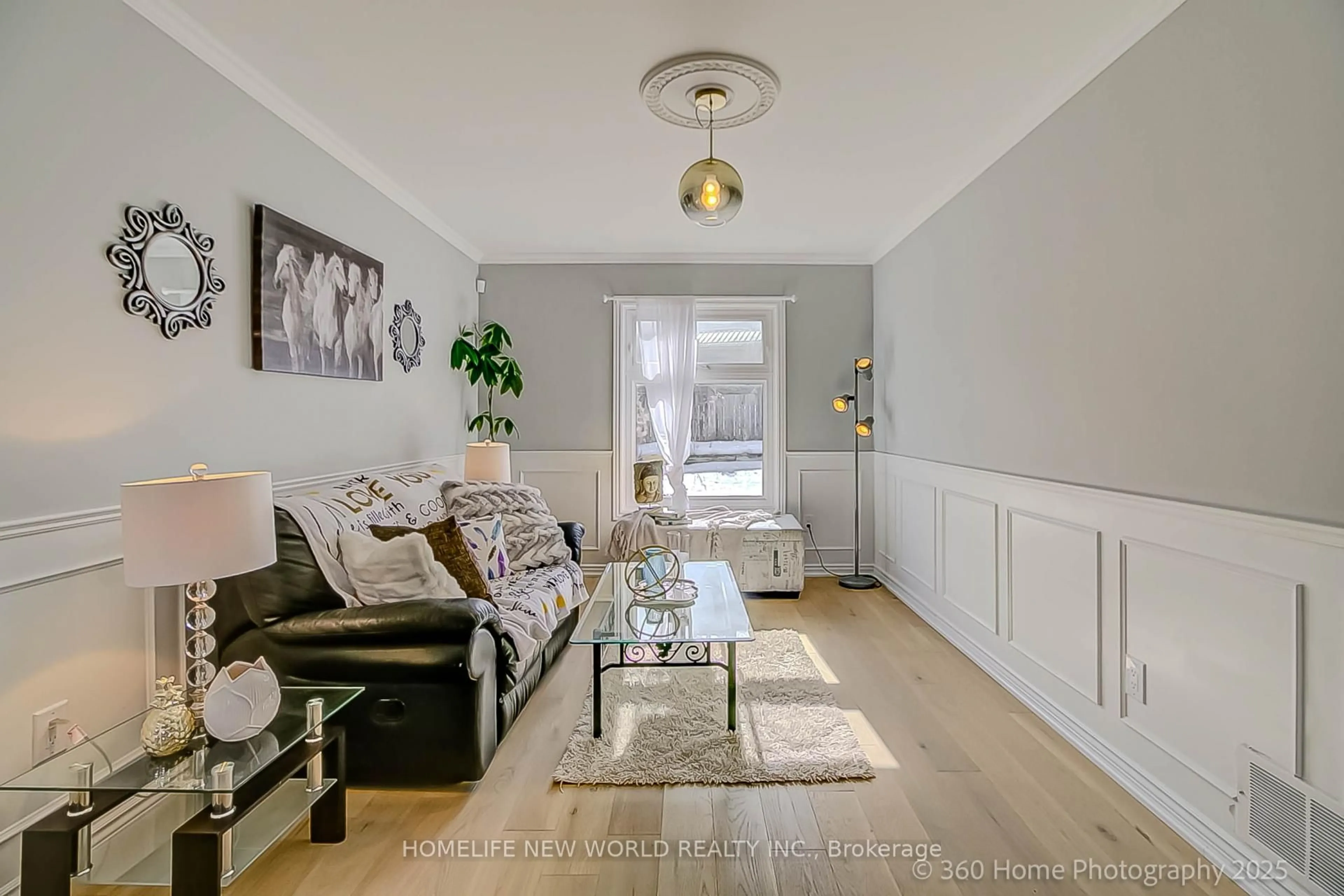 Living room with furniture, unknown for 350 Pickering Cres, Newmarket Ontario L3Y 8G7