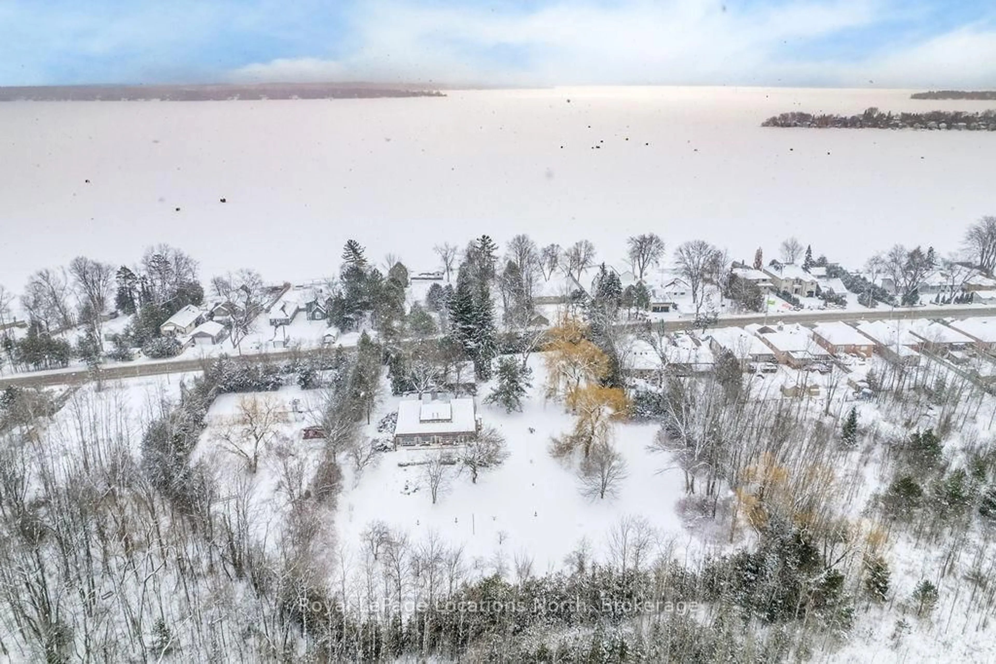 A pic from outside/outdoor area/front of a property/back of a property/a pic from drone, unknown for 1470 Maple Rd, Innisfil Ontario L0L 1C0