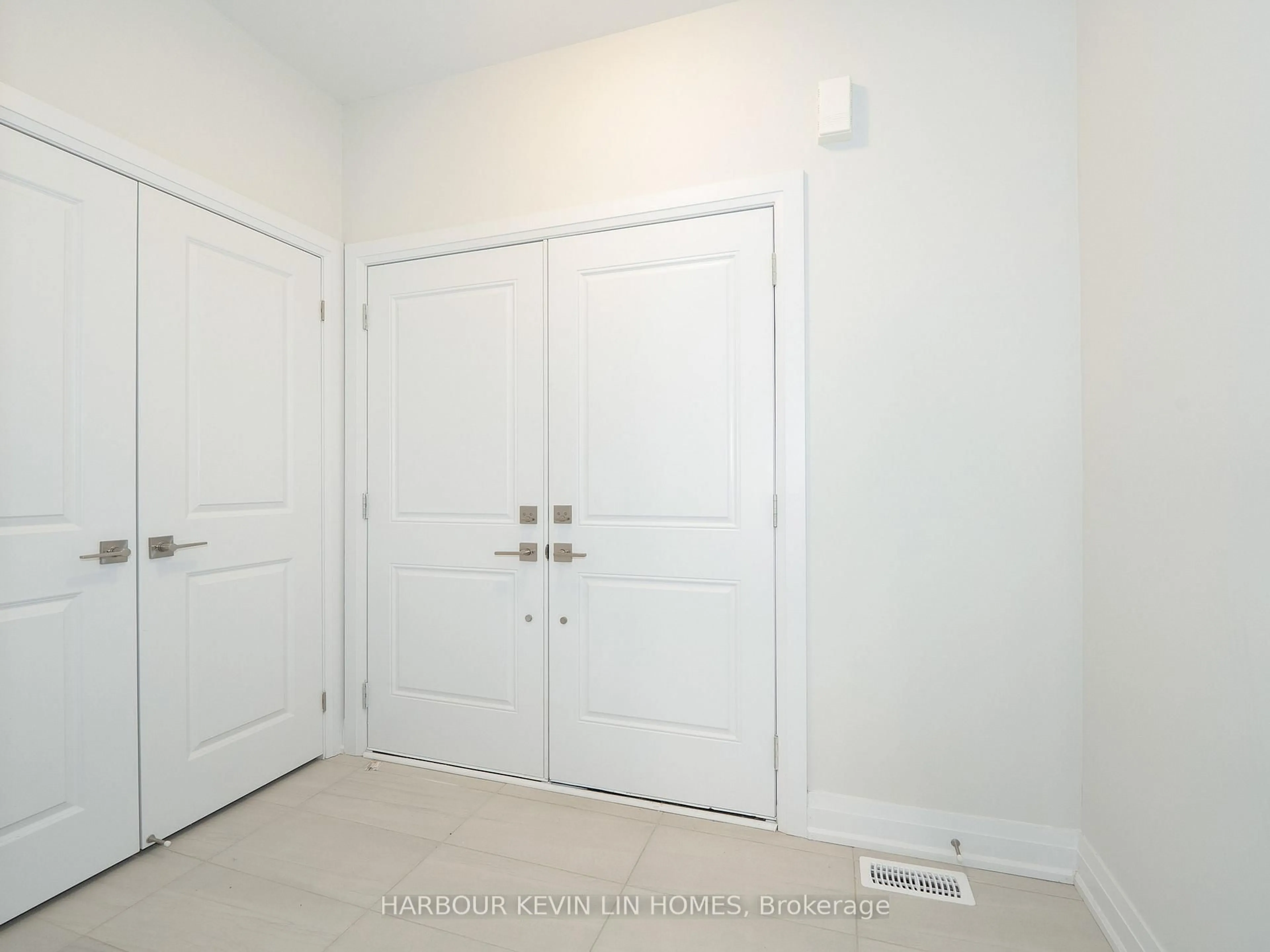 Indoor entryway for 114 Seguin St, Richmond Hill Ontario L4E 1N2