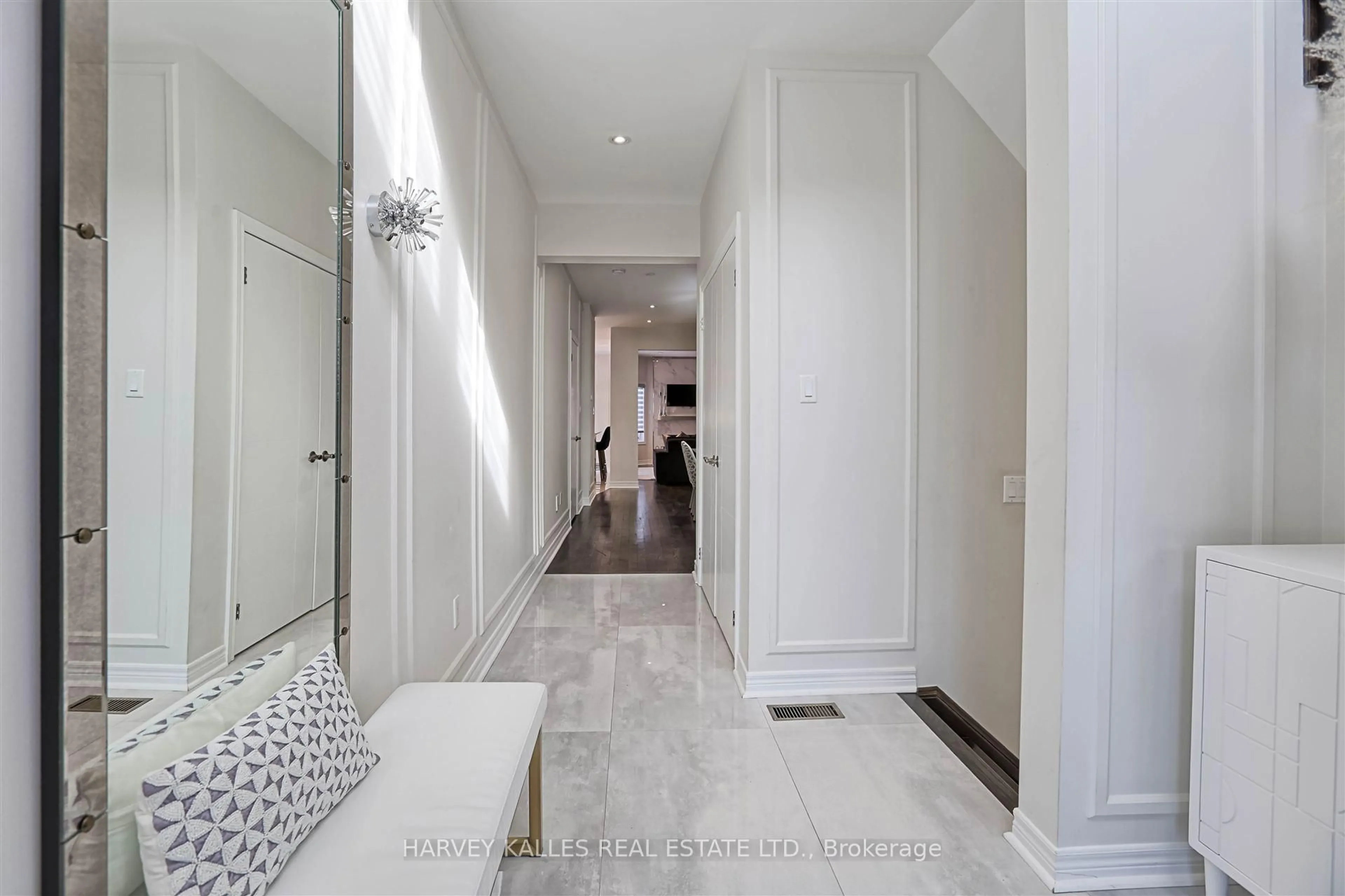 Indoor entryway for 36 Canyon Gate Cres, Vaughan Ontario L6A 0C2