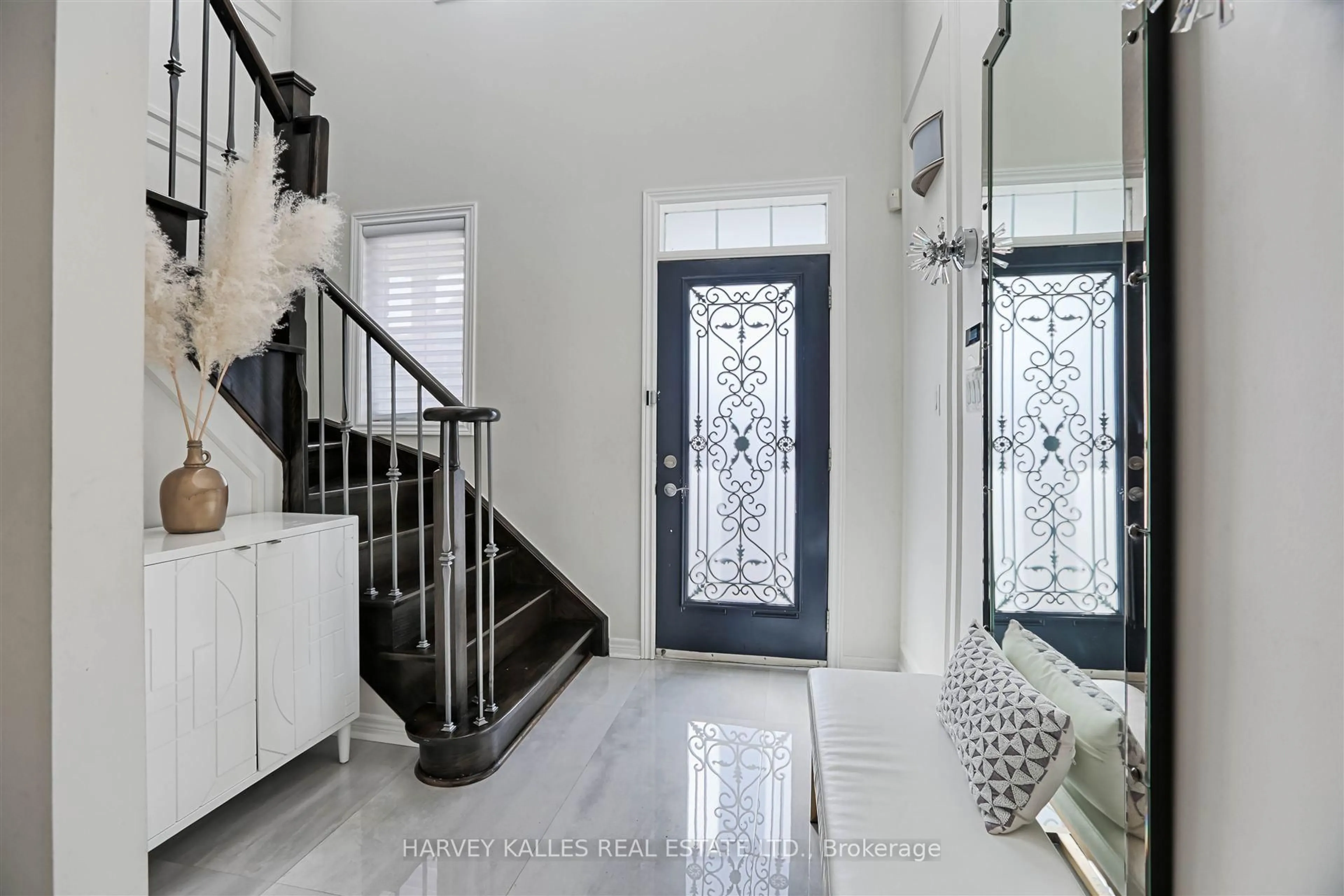 Indoor entryway for 36 Canyon Gate Cres, Vaughan Ontario L6A 0C2