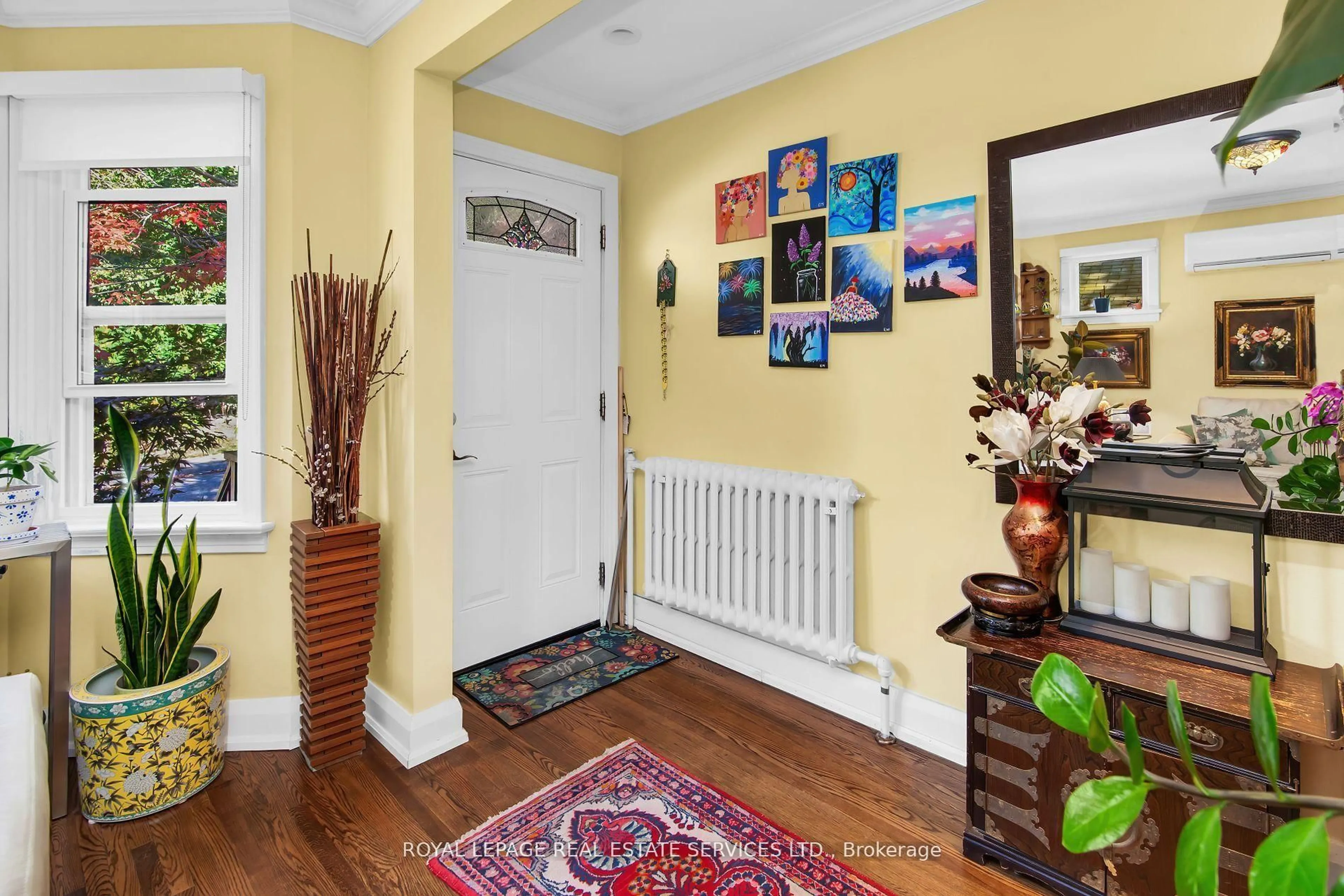Indoor entryway for 29 Connaught Ave, Aurora Ontario L4G 1C5