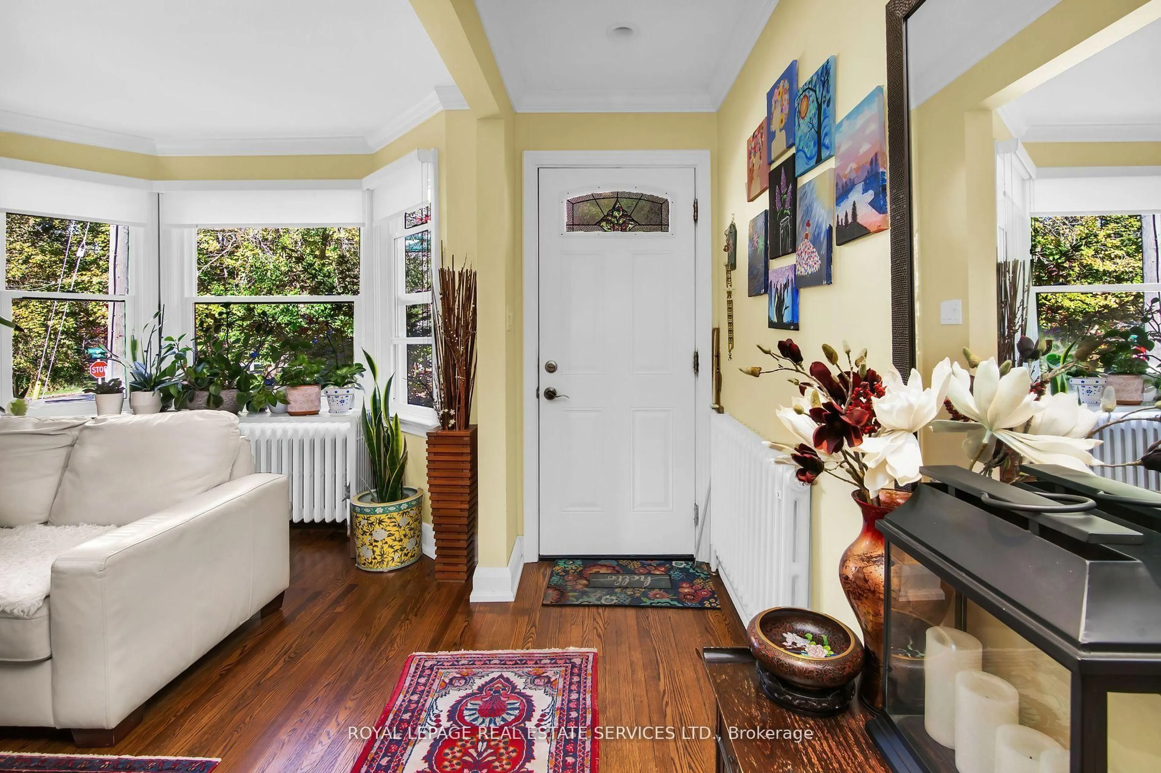Indoor entryway for 29 Connaught Ave, Aurora Ontario L4G 1C5
