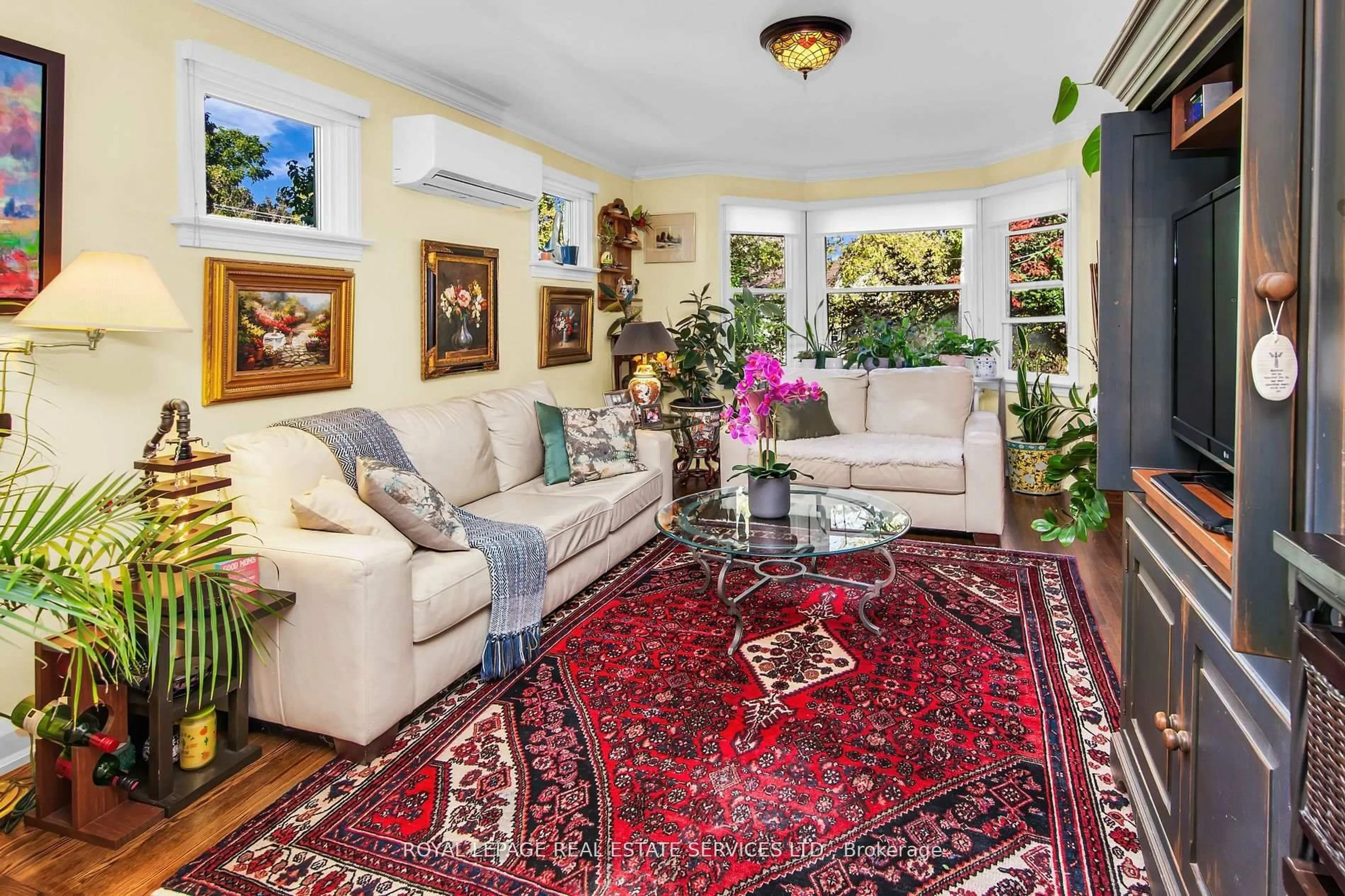 Living room with furniture, carpet floor for 29 Connaught Ave, Aurora Ontario L4G 1C5