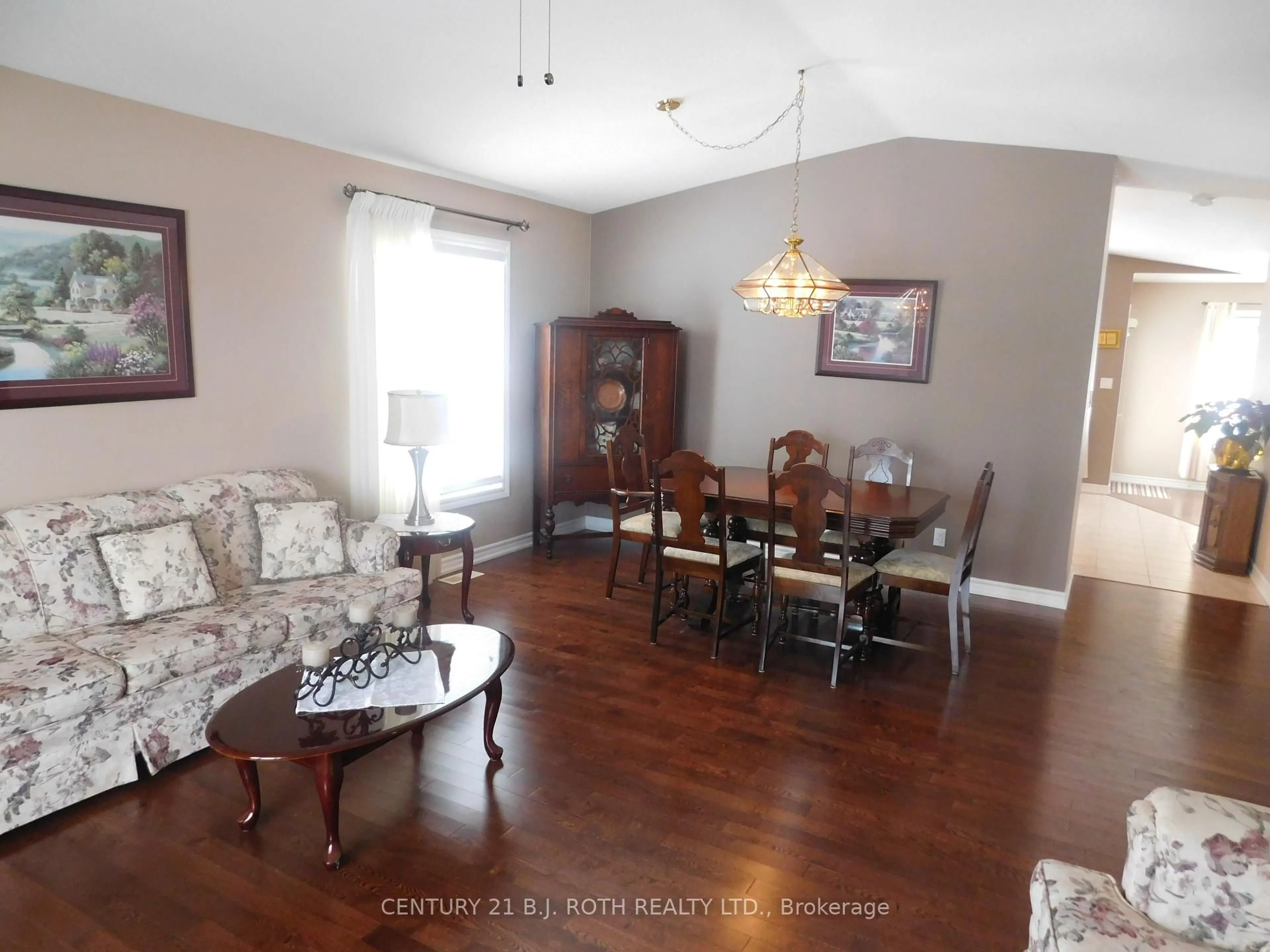 Dining room, wood/laminate floor for 22 Trellis Lane, Innisfil Ontario L9S 1N3