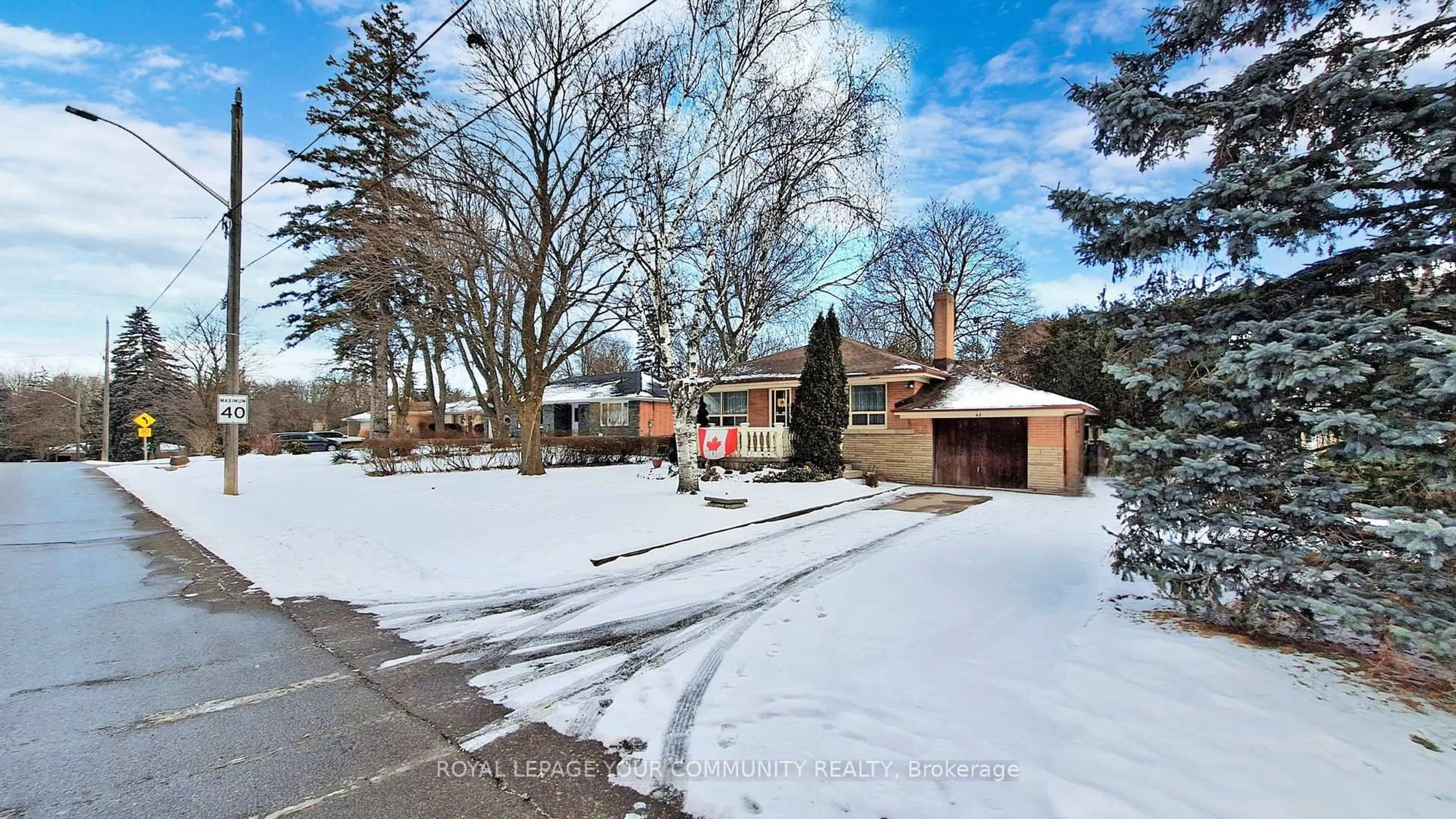 A pic from outside/outdoor area/front of a property/back of a property/a pic from drone, street for 42 Rougecrest Dr, Markham Ontario L3P 3B6
