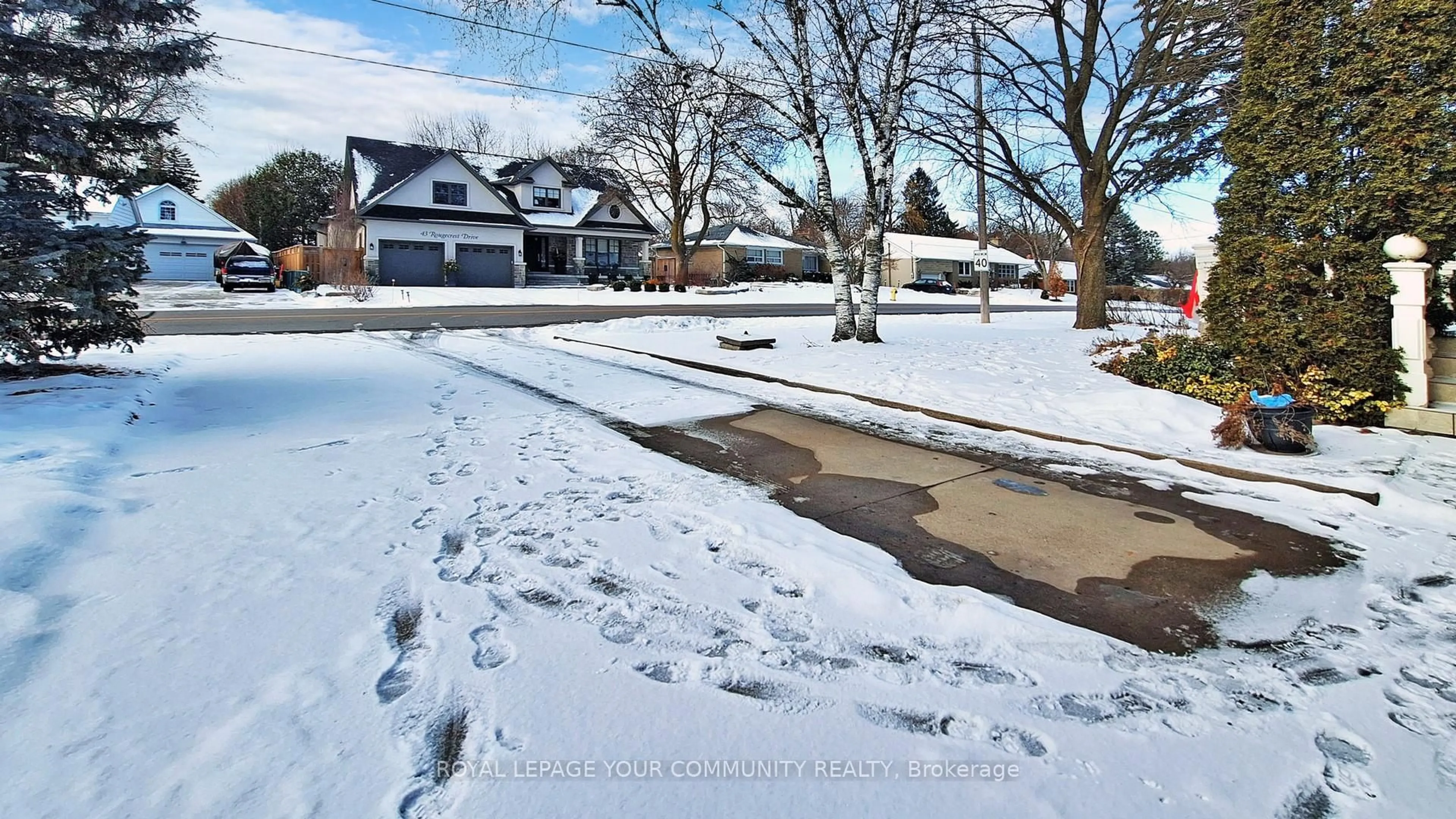 A pic from outside/outdoor area/front of a property/back of a property/a pic from drone, street for 42 Rougecrest Dr, Markham Ontario L3P 3B6