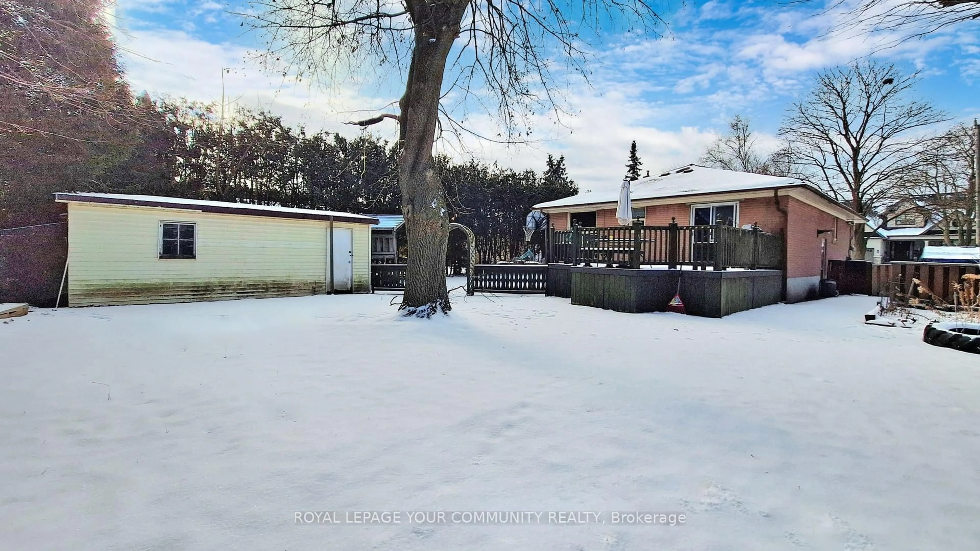 A pic from outside/outdoor area/front of a property/back of a property/a pic from drone, street for 42 Rougecrest Dr, Markham Ontario L3P 3B6