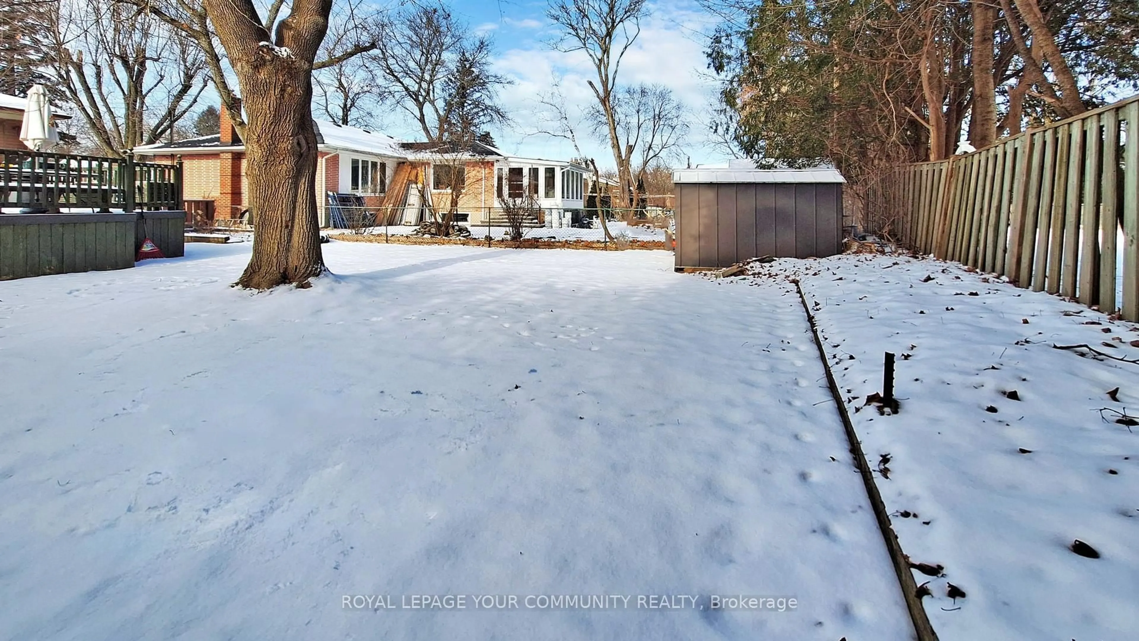 A pic from outside/outdoor area/front of a property/back of a property/a pic from drone, street for 42 Rougecrest Dr, Markham Ontario L3P 3B6