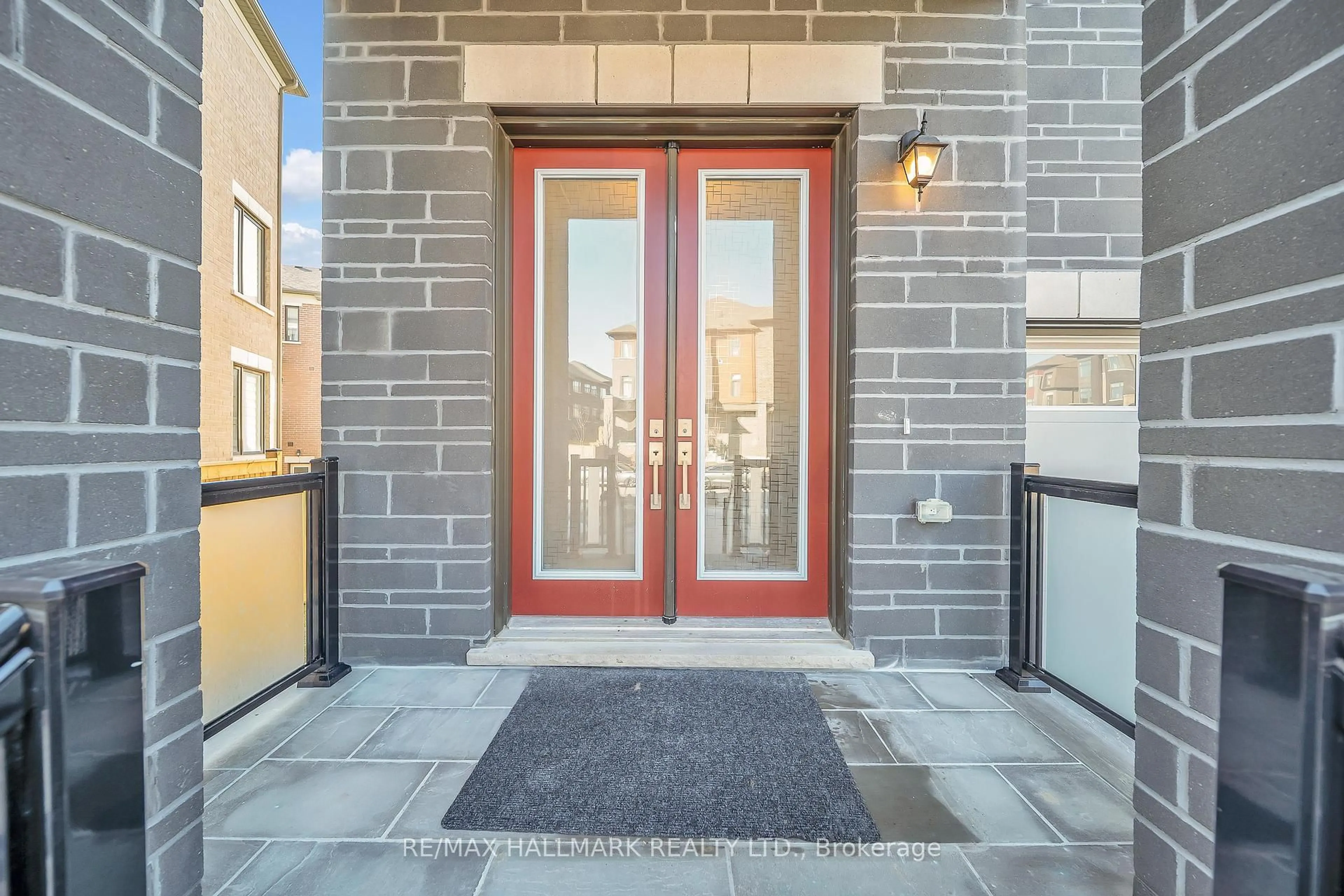 Indoor entryway for 948 Isaac Phillips Way, Newmarket Ontario L3X 0M7