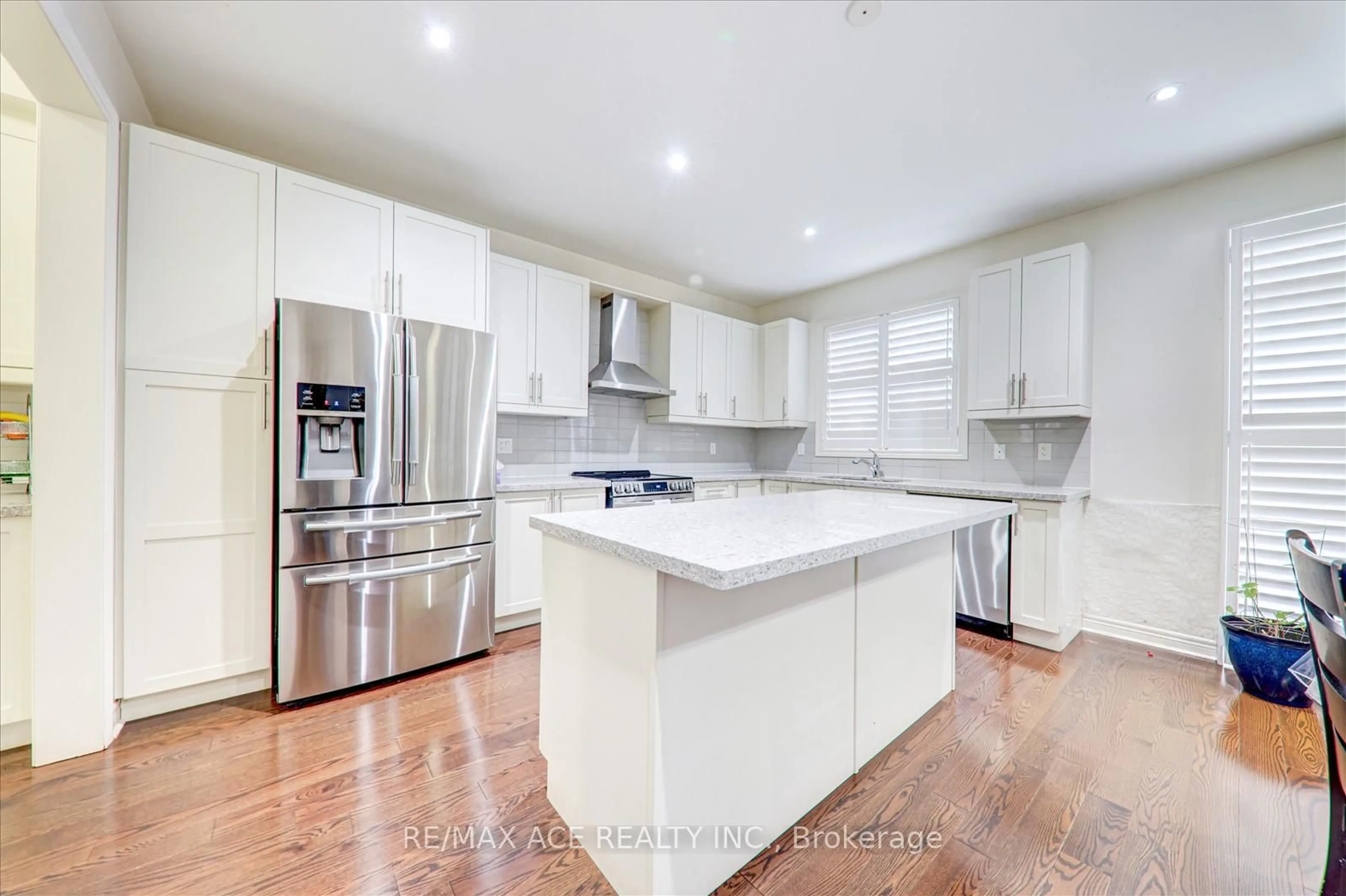 Open concept kitchen, unknown for 5 Turner Dr, New Tecumseth Ontario L0G 1W0