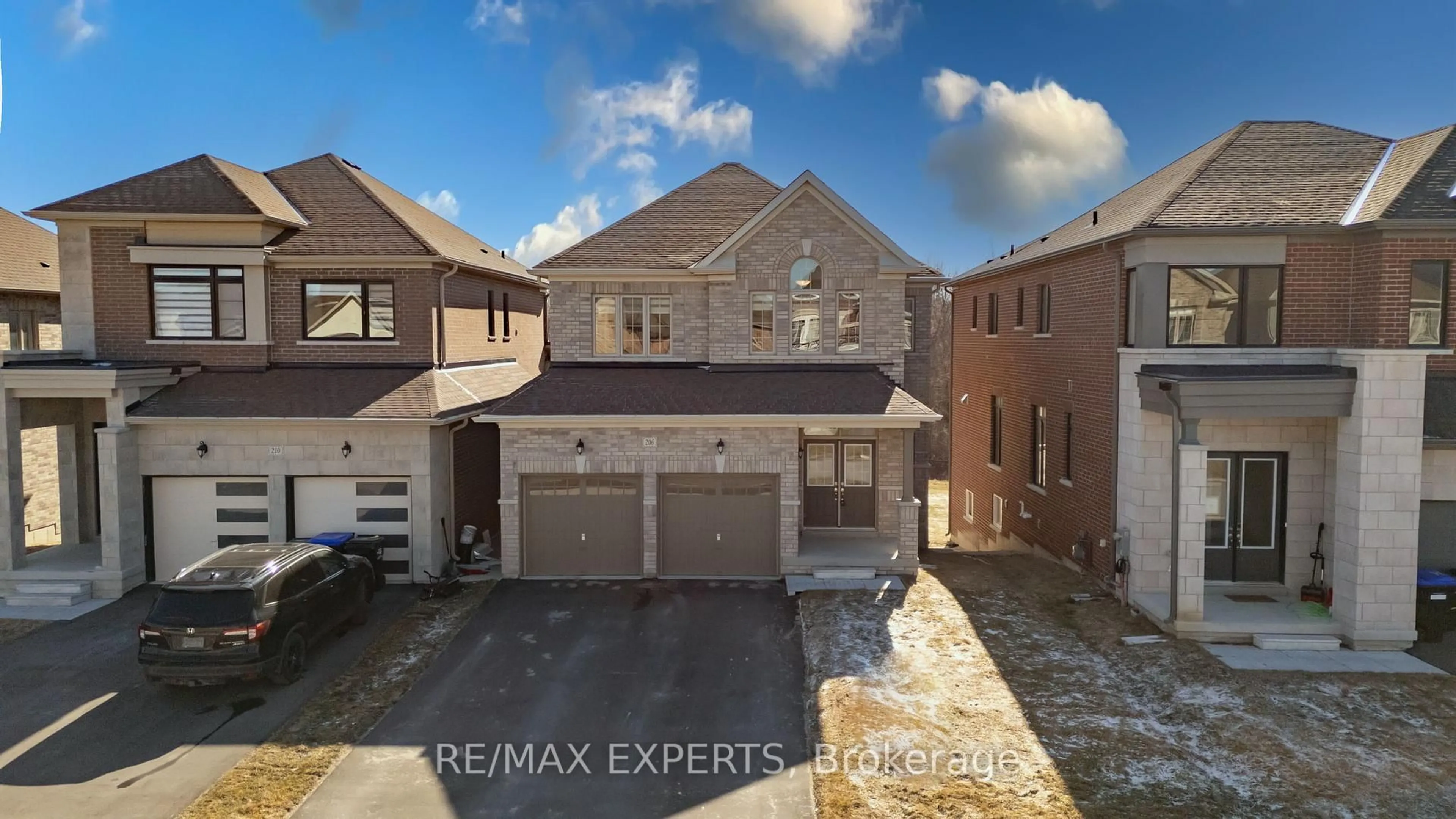 A pic from outside/outdoor area/front of a property/back of a property/a pic from drone, street for 206 Ferragine Cres, Bradford West Gwillimbury Ontario L3Z 4K1