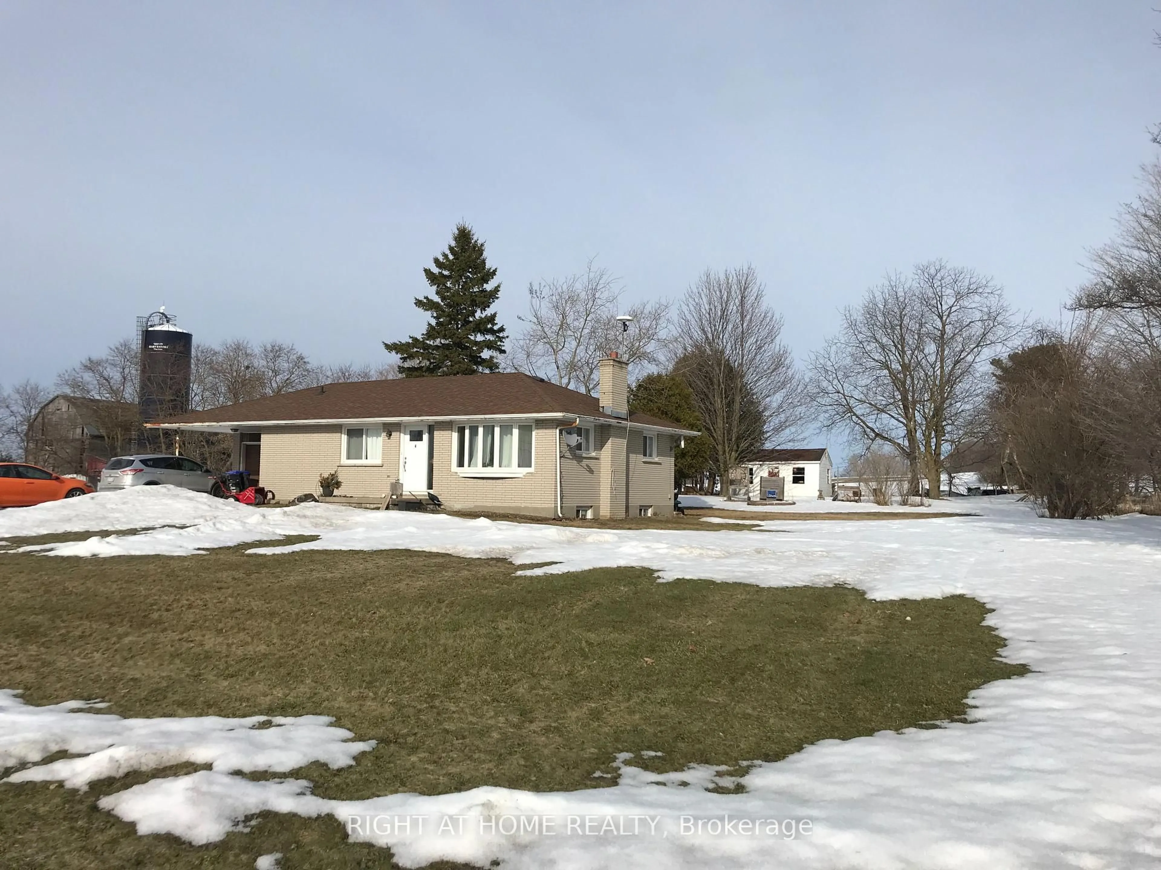 A pic from outside/outdoor area/front of a property/back of a property/a pic from drone, street for 7523 Yonge St, Innisfil Ontario L9S 4N9