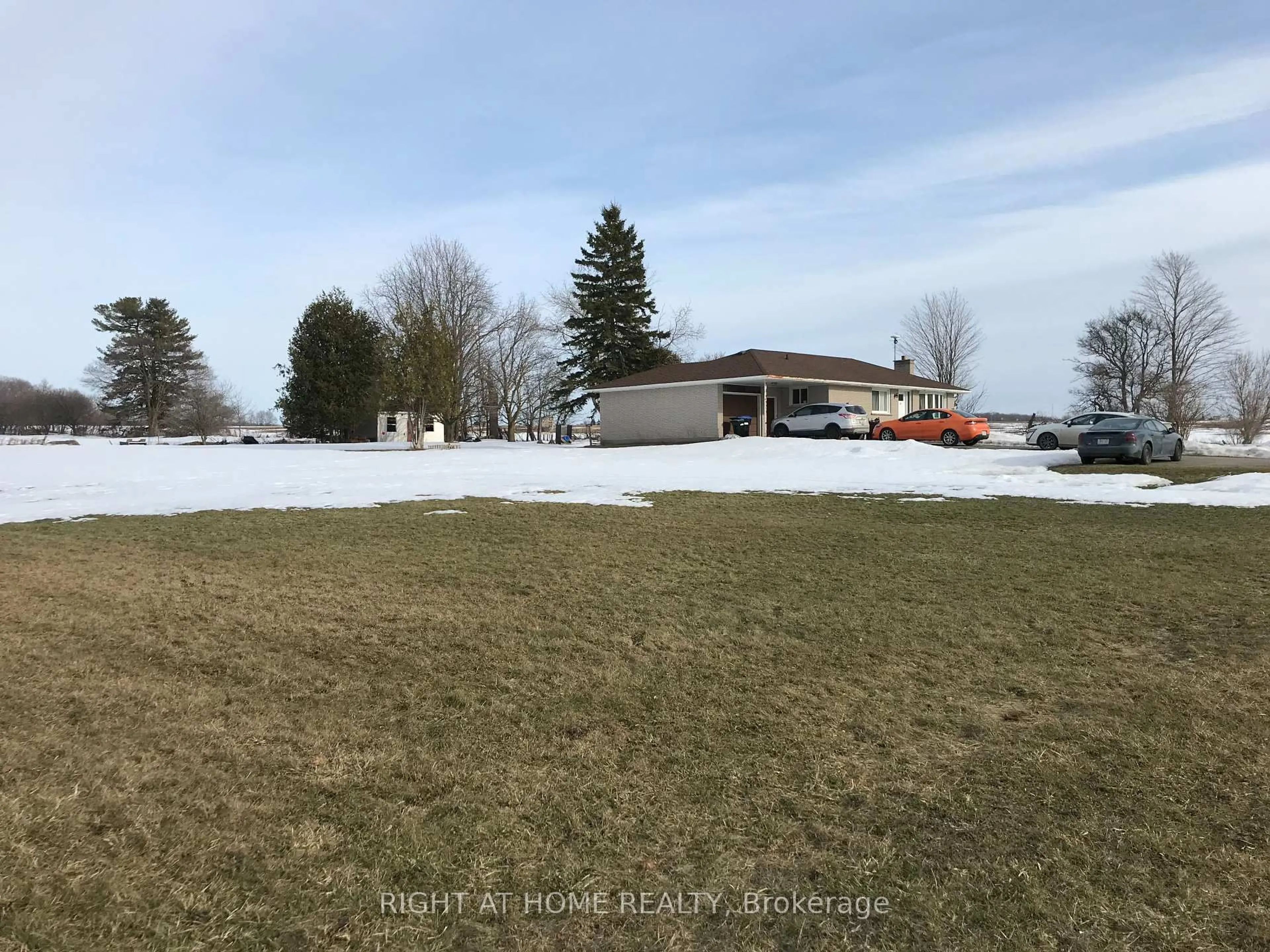 A pic from outside/outdoor area/front of a property/back of a property/a pic from drone, mountain view for 7523 Yonge St, Innisfil Ontario L9S 4N9