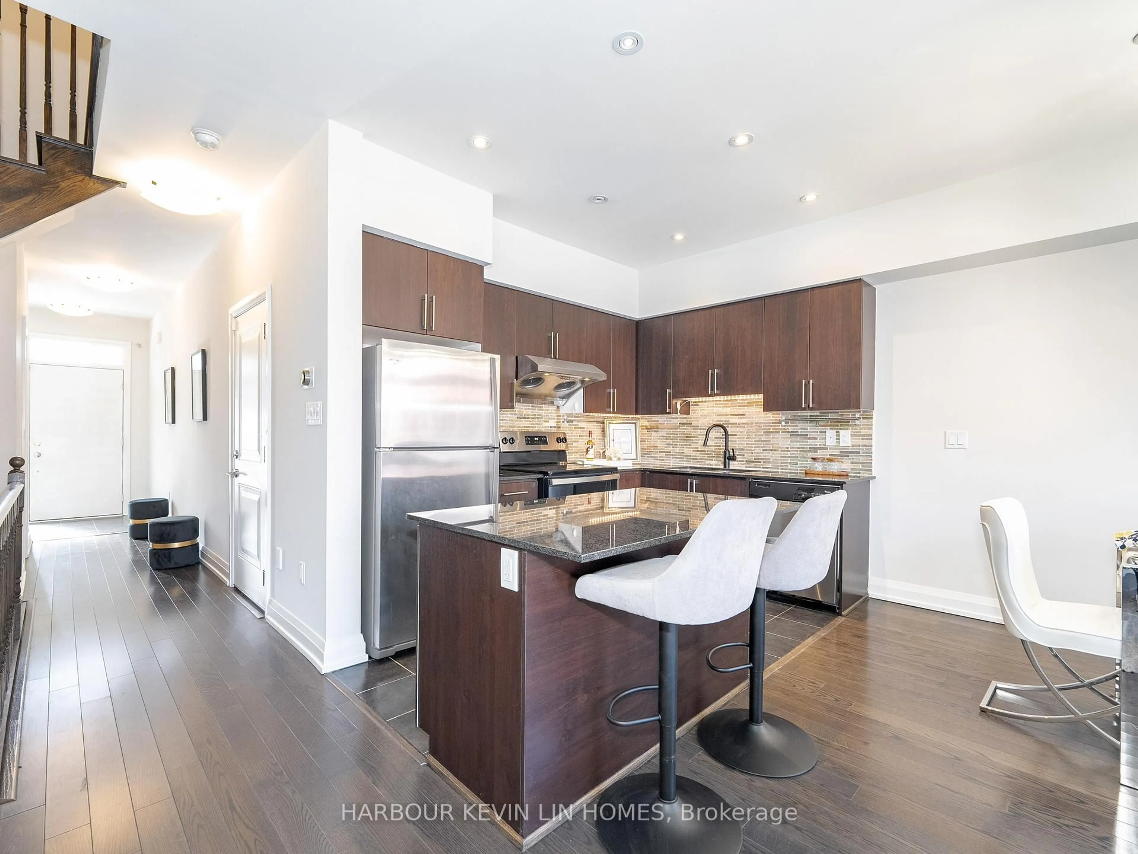 Open concept kitchen, wood/laminate floor for 382 Highway 7 N/A #TH15, Richmond Hill Ontario L4B 0C5