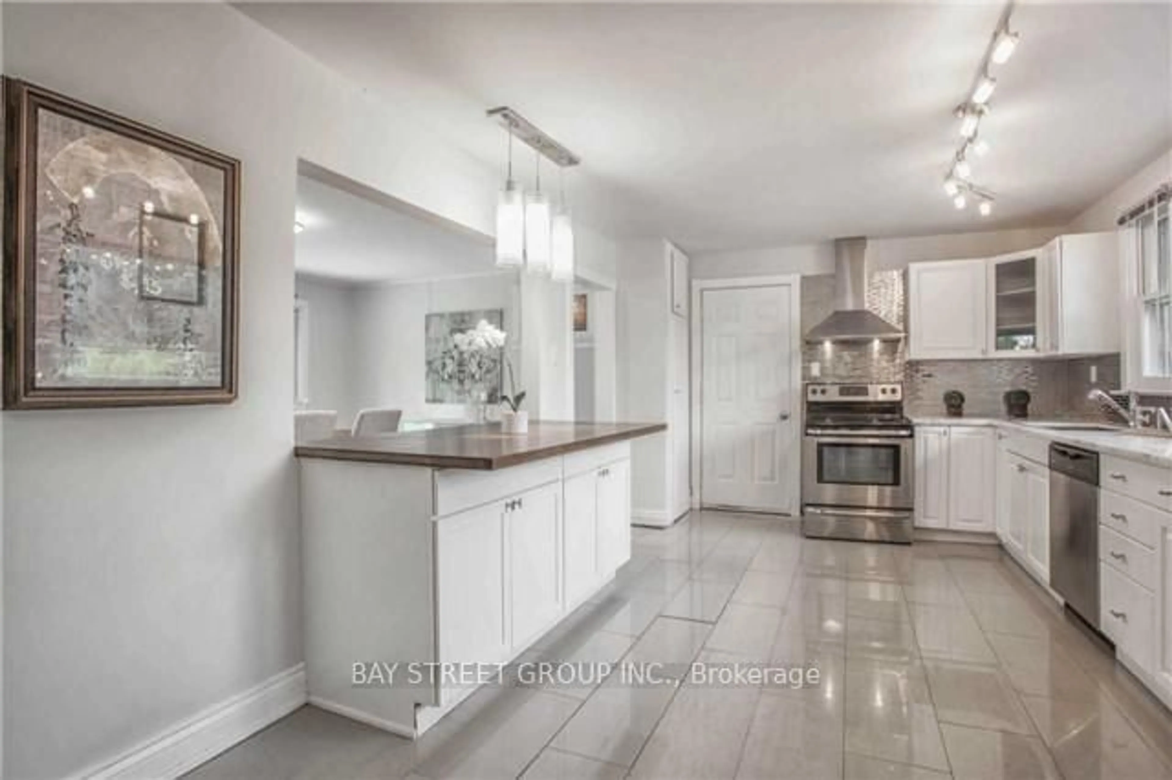 Open concept kitchen, ceramic/tile floor for 1011 Janette St, Newmarket Ontario L3Y 3C4