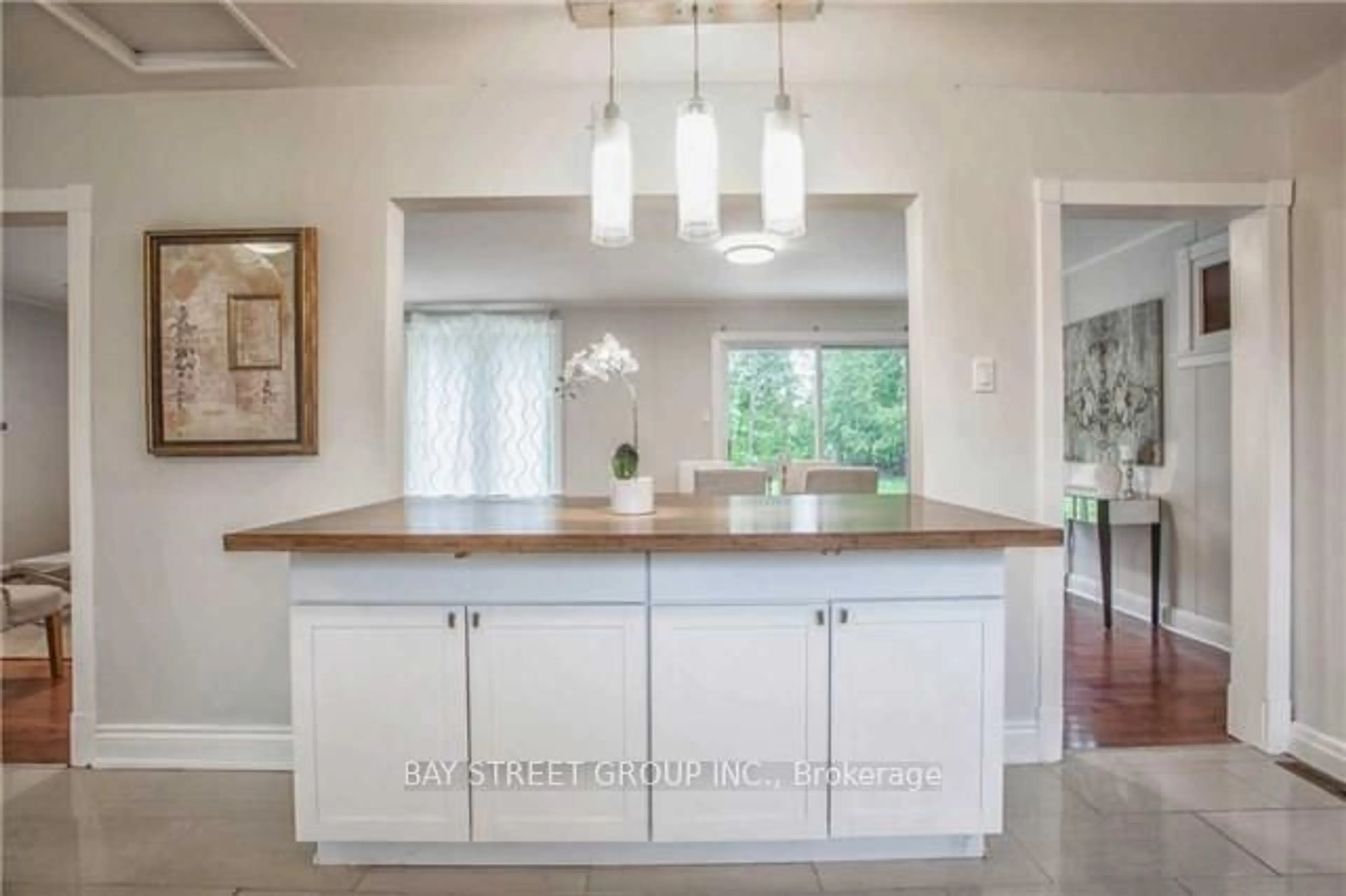 Open concept kitchen, unknown for 1011 Janette St, Newmarket Ontario L3Y 3C4