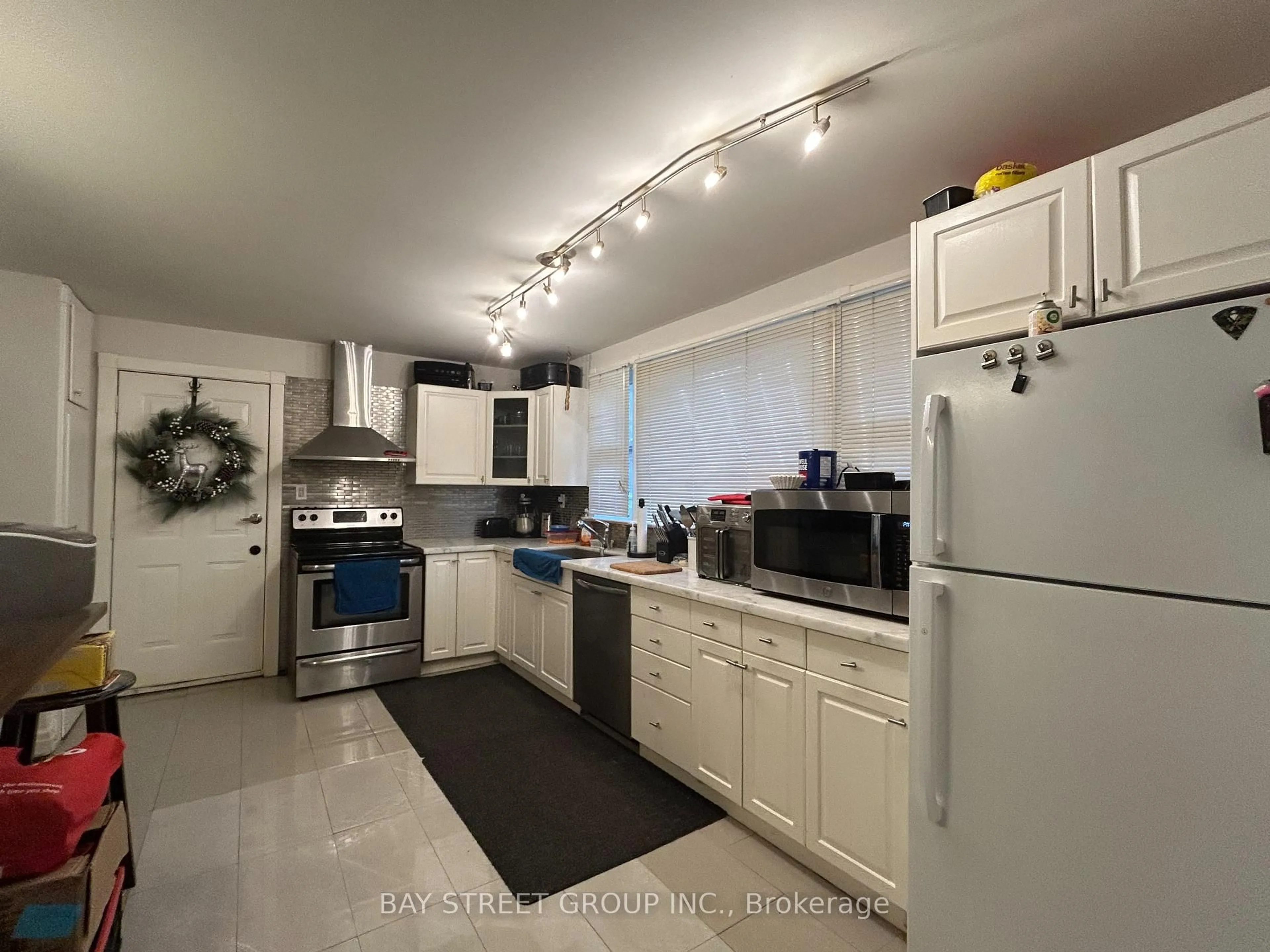 Unknown for 1011 Janette St, Newmarket Ontario L3Y 3C4