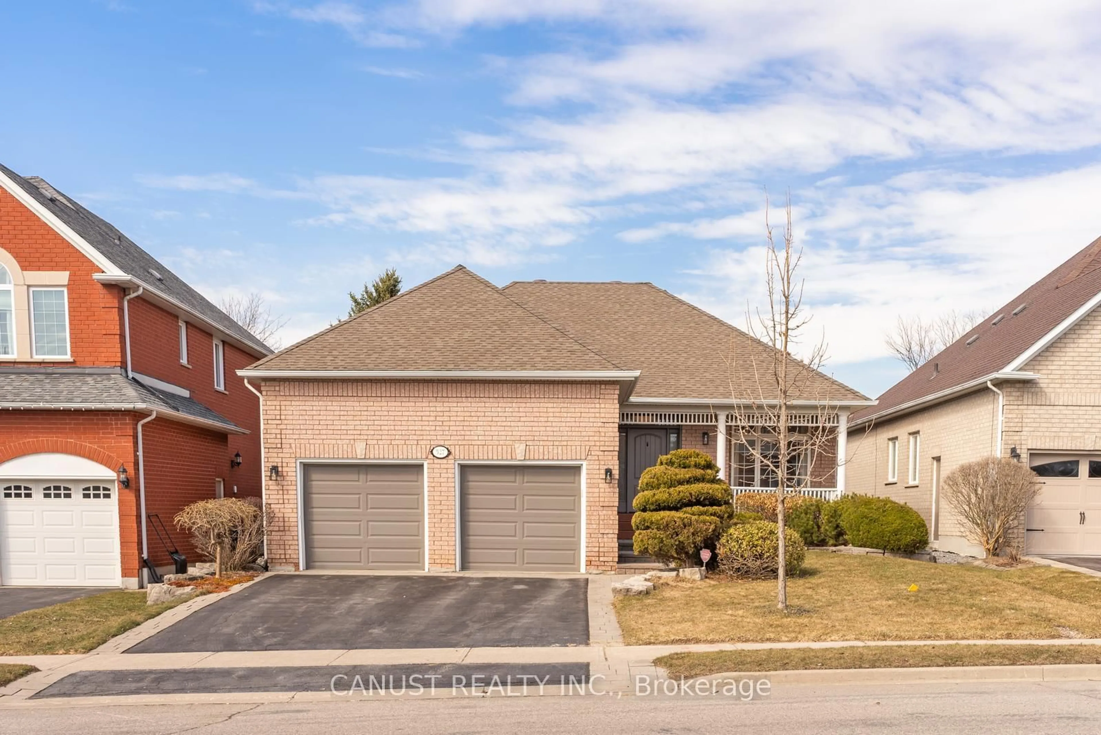 Home with brick exterior material, street for 527 Laurelwood Gate, Newmarket Ontario L3X 2H3